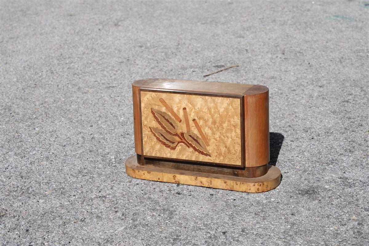 Boîte à tabac italienne Art Déco 1930 avec incrustations de bois fins de Sorrento.

Avec le rabat qui, une fois ouvert, montre toutes les cigarettes en allumettes, une boîte très agréable et amusante, fabriquée par des incrustateurs qualifiés et