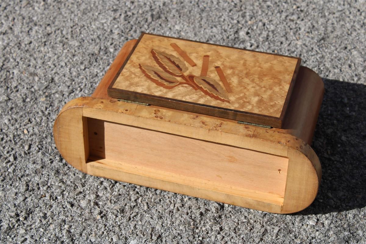 Italian Cigarettes Tobacco Box Art Deco 1930 with Inlays of Fine Sorrento Woods For Sale 3