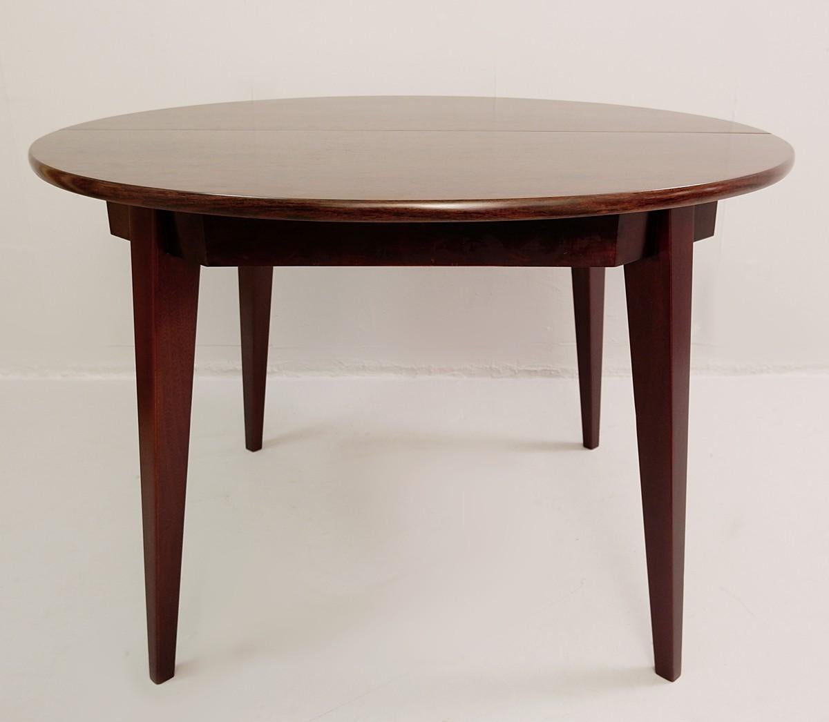 Italian circular extendable dining table. Measures: Ø 120cm

extension 40cm.