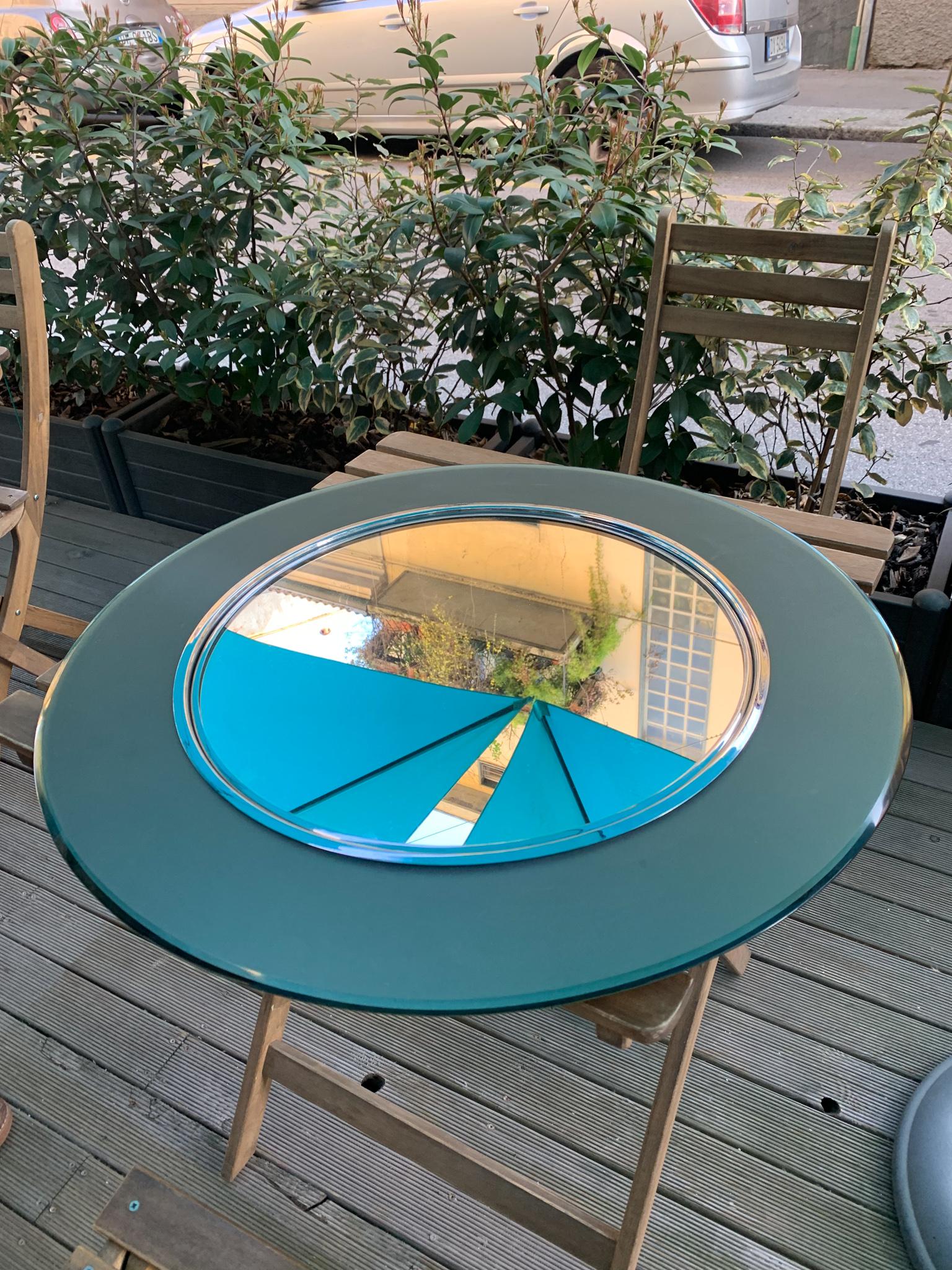 Circular wall mirror design by Max Ingrand for Fontana Arte, made in 1966.

Measure : Ø cm 68.

The mirror has a circular shape with bent and ground colored glass frame. Nickel-plated brass fitting.

Very good conditions, the year of