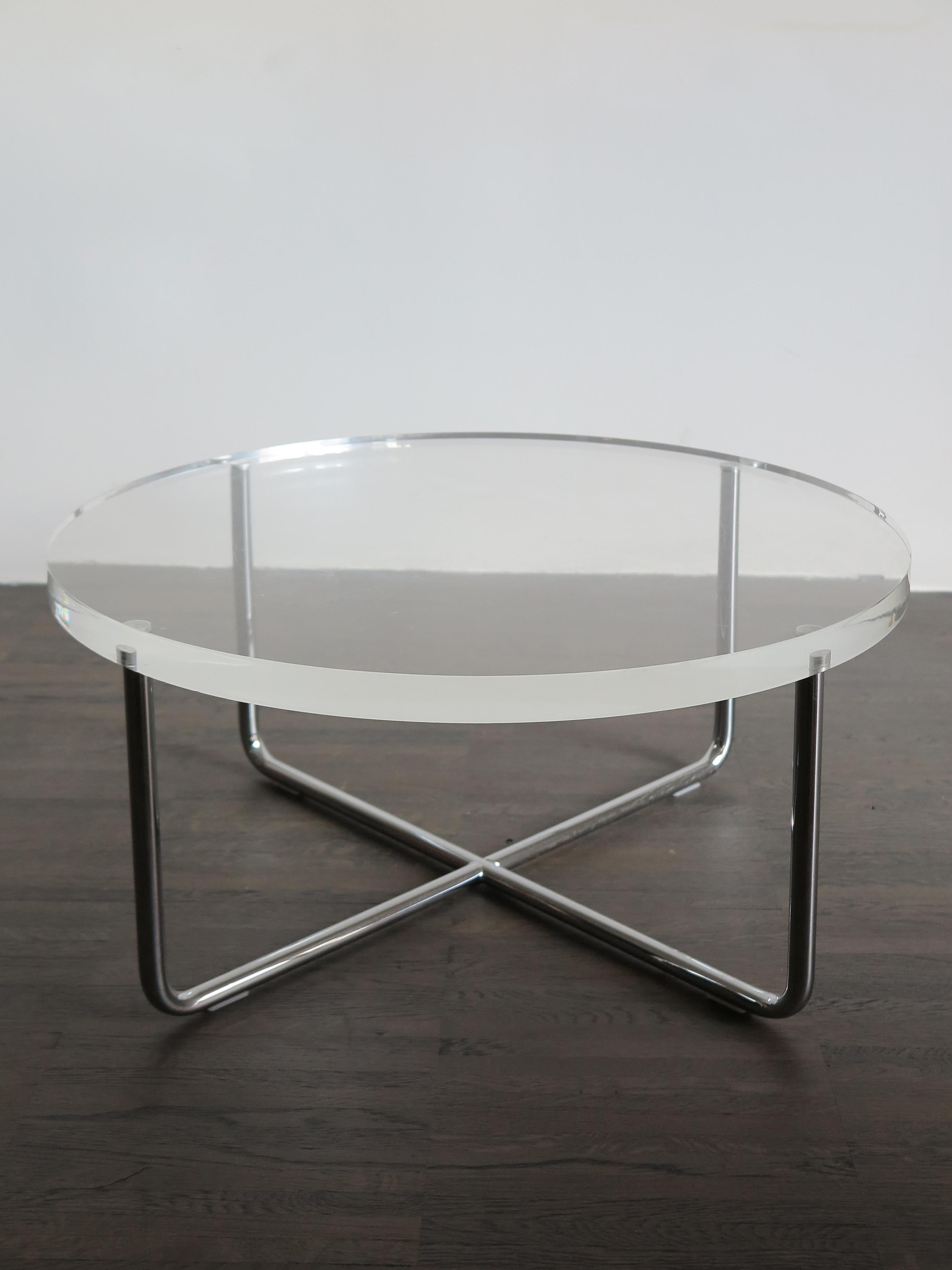 Italian circle modern coffee table or sofa table manufactured by Minotti, with plexiglass top and frame in chromed metal with glossy chrome finish, circa 1980s.