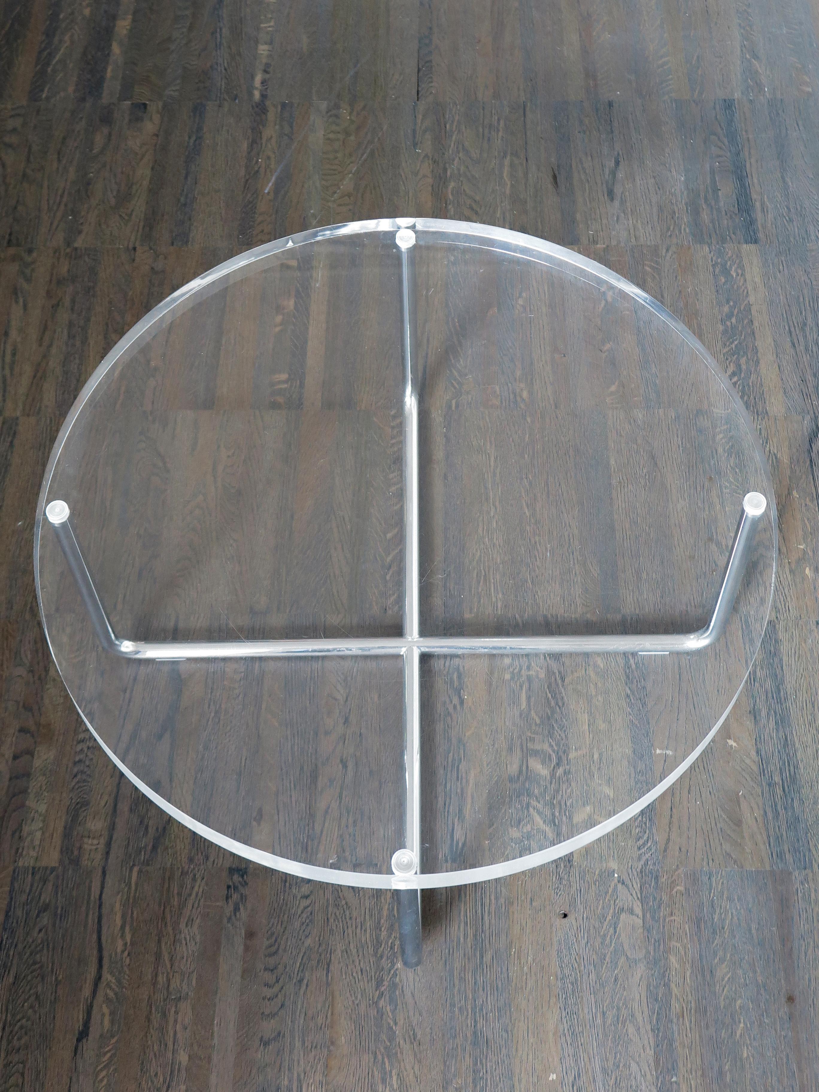 Italian Circular Plexiglass Modern Coffee Table Produced by Minotti, 1980s In Good Condition In Reggio Emilia, IT