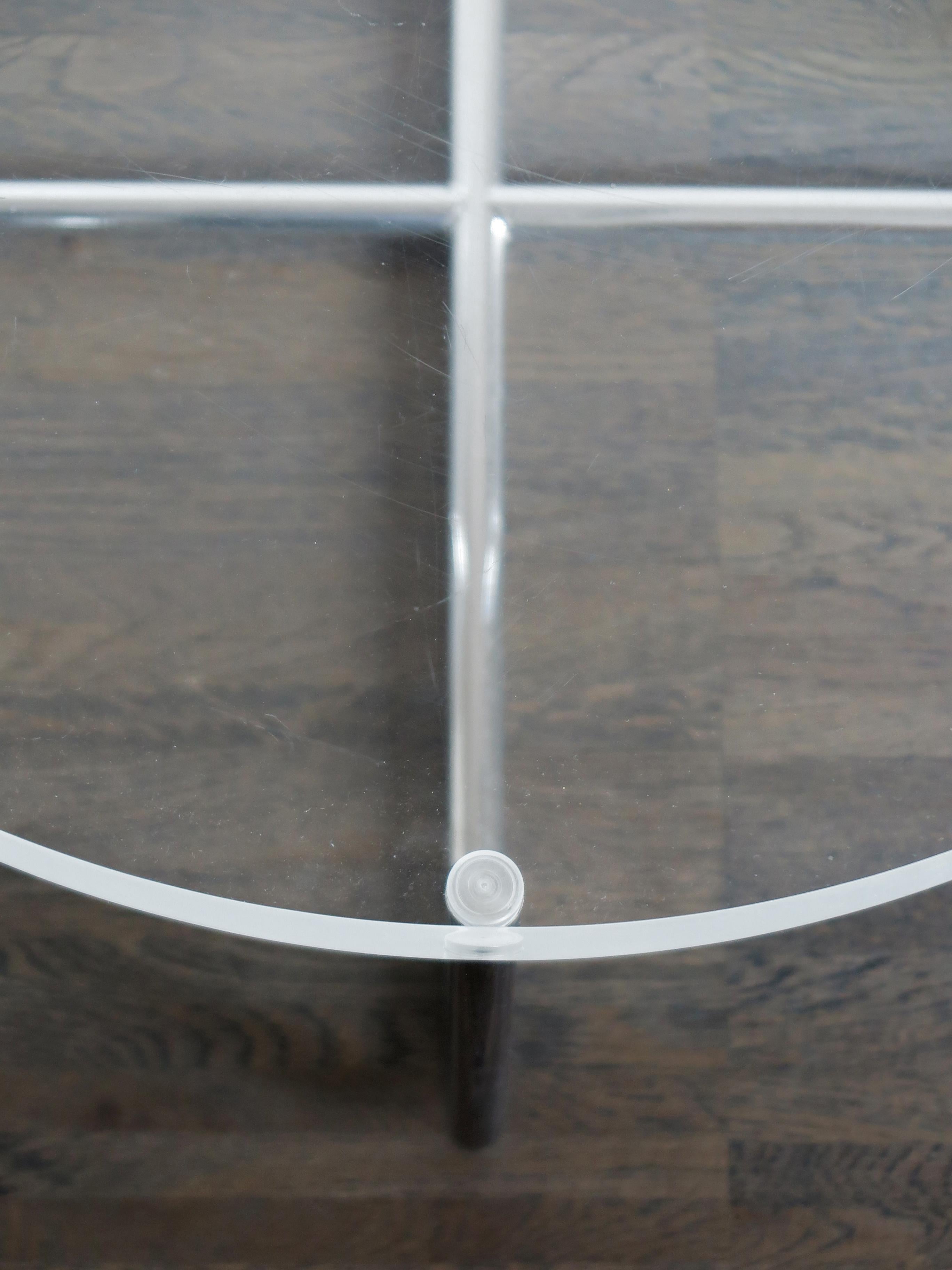 Late 20th Century Italian Circular Plexiglass Modern Coffee Table Produced by Minotti, 1980s