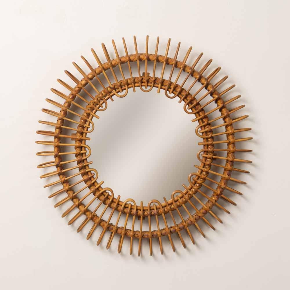 Magnifique miroir en rotin de forme circulaire, Italie, années 1960. Design/One unique avec des détails en rotin bouclé entourant le miroir. Pièce d'apparat parfaite pour la salle d'eau ou l'entrée. Belle condition vintage avec les couleurs
