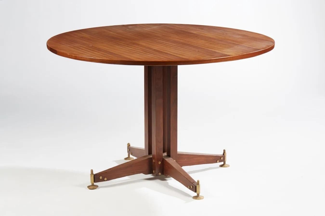 Table de salle à manger circulaire en bois de rose
Production italienne, 1960

Vis en laiton sur les pieds pour régler la hauteur