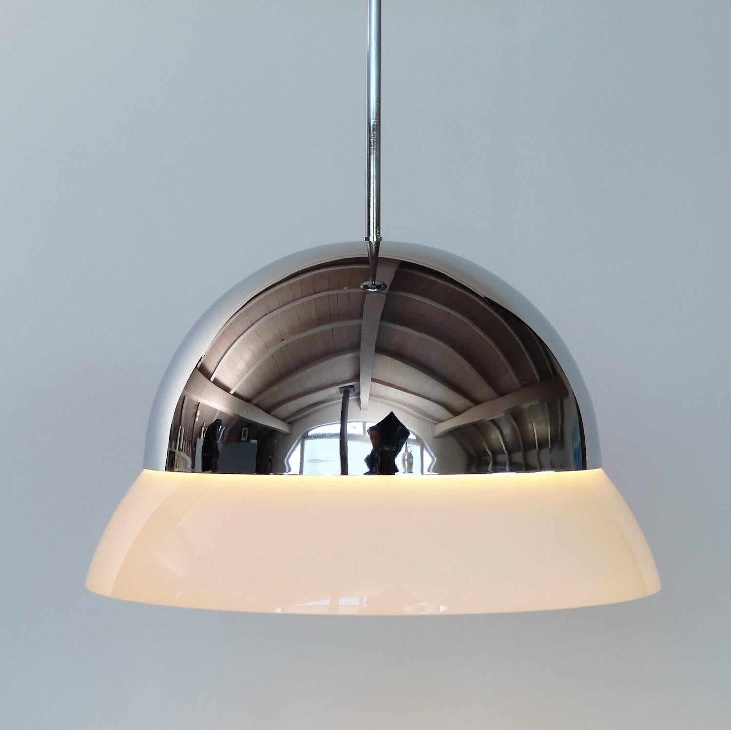 Italian Glass and Chrome Pendant Lamp CIRENE by Vico Magistretti for Artemide In Good Condition For Sale In Morazzone, Varese