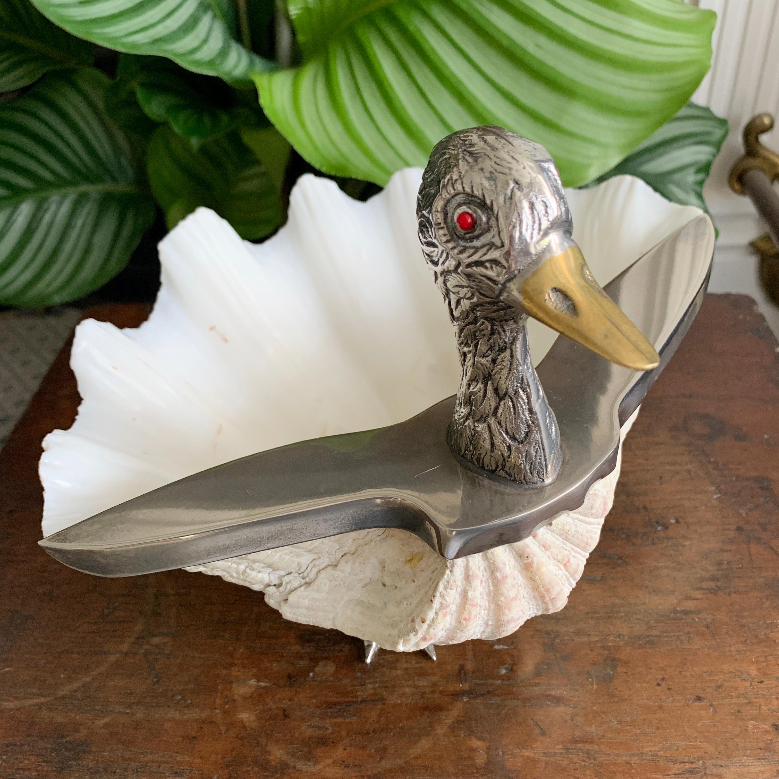 Ce magnifique canard en coquille de palourde a été conçu et fabriqué par Gabriella Binazzi, en Italie, vers les années 1970. Le coquillage naturel est monté sur une paire de pieds en métal argenté et décoré d'une tête et d'épaules de canard