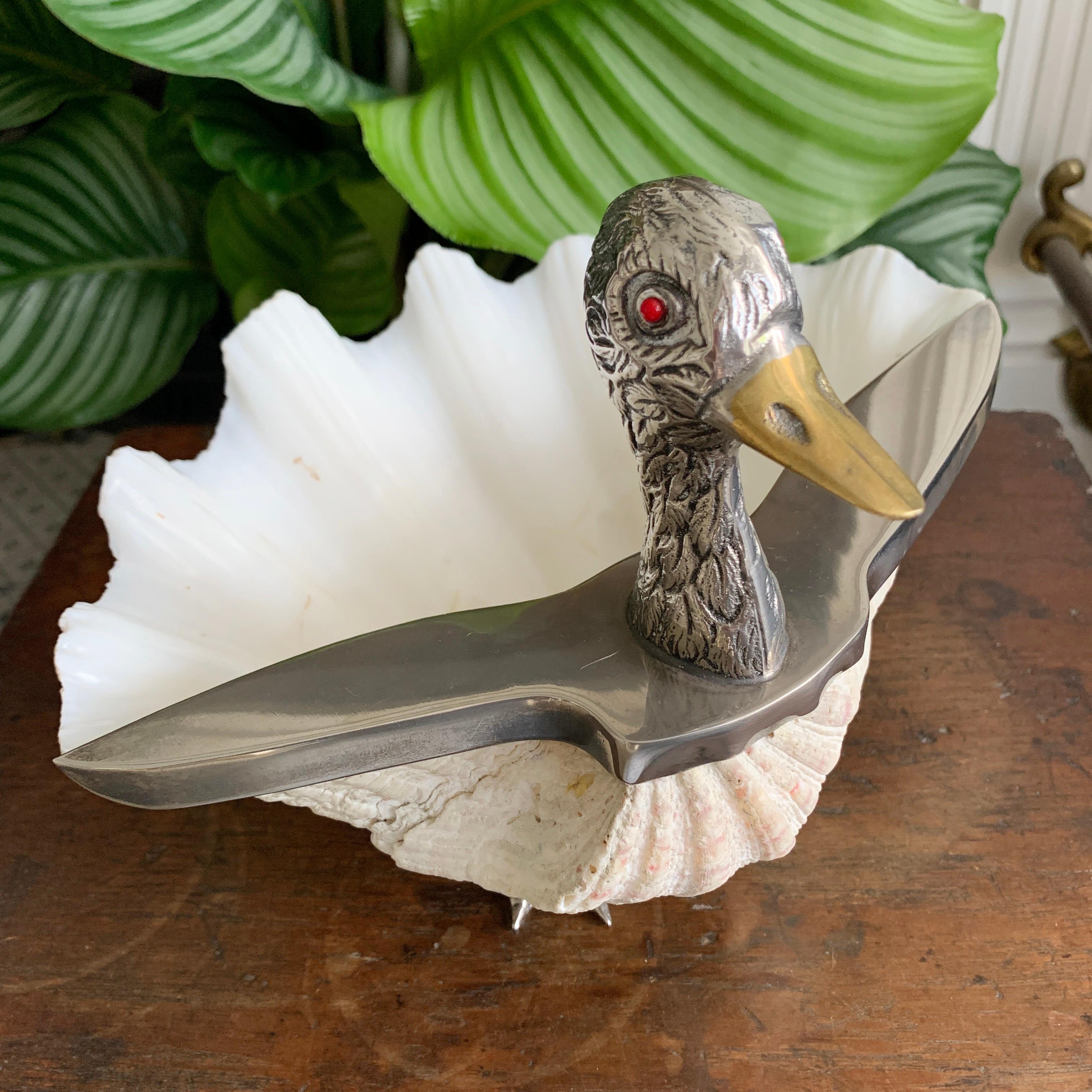 Este precioso pato de concha de almeja diseñado y fabricado por Gabriella Binazzi, Italia, hacia la década de 1970. La concha natural está montada sobre un par de patas plateadas y decorada con una fantástica cabeza y hombros de pato plateados.