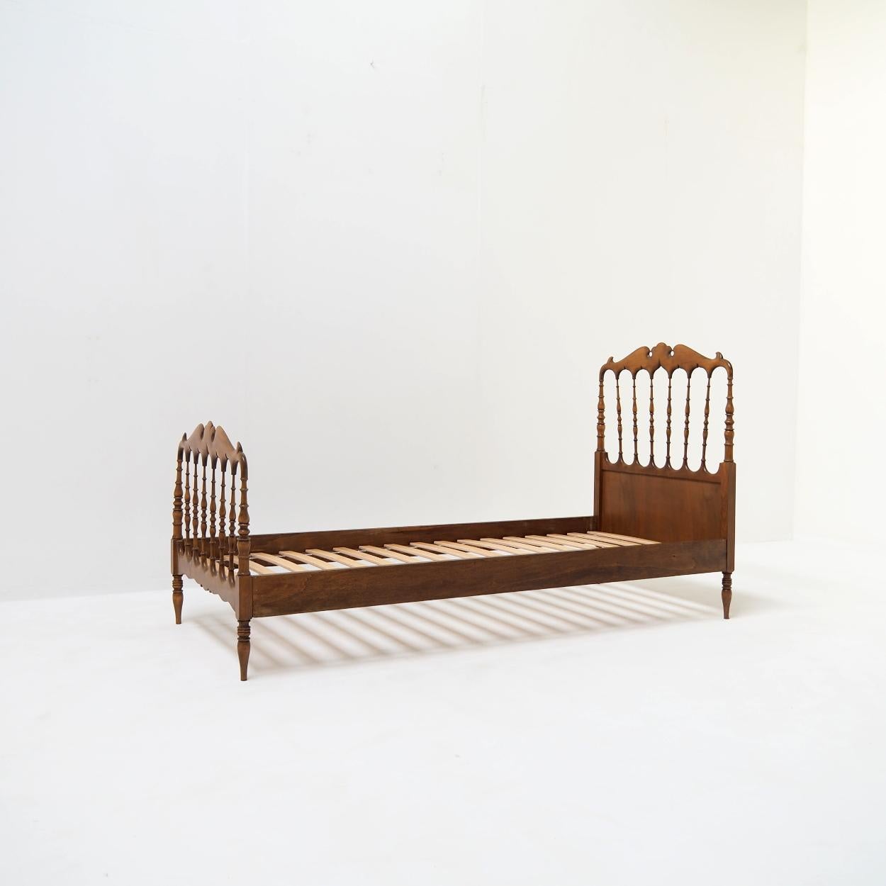 Italian Classic Chiavari Bed in Pine, 1/2 For Sale 3