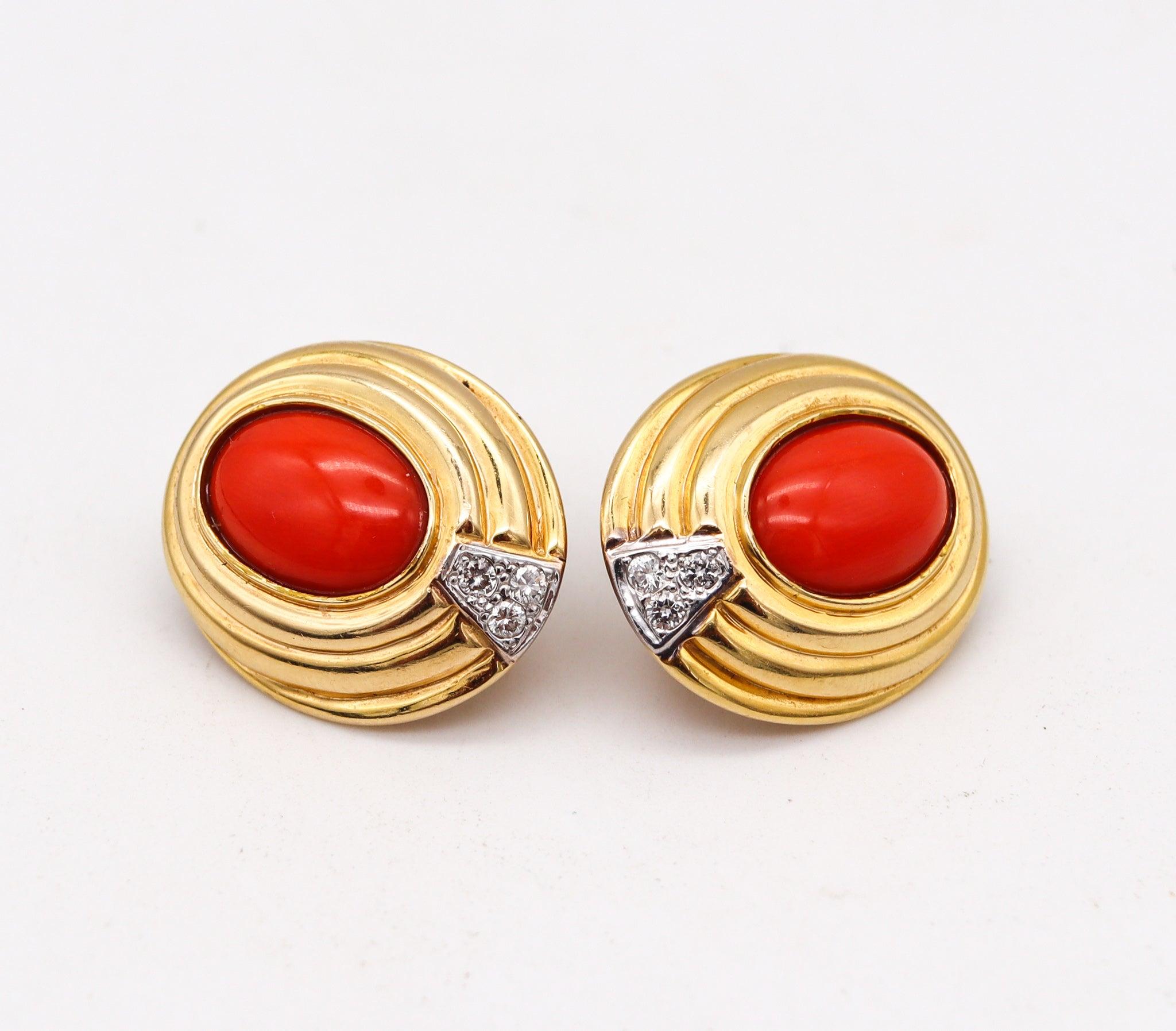 Orecchini di modernariato italiano con corallo.

Bellissimo paio di orecchini classici, creati a Napoles in Italia, negli anni Settanta. Questi orecchini sono stati realizzati con classici motivi revival in oro giallo massiccio a 18 carati con