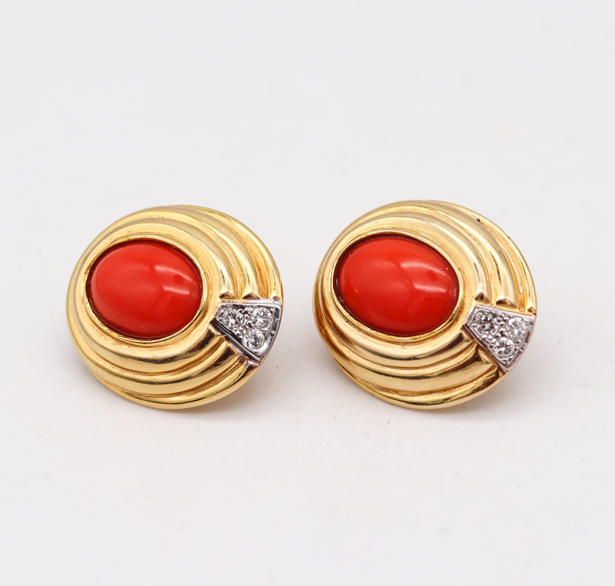 Modernista Orecchini classici italiani in oro giallo 18Kt con 10,44 carati di corallo e diamanti in vendita