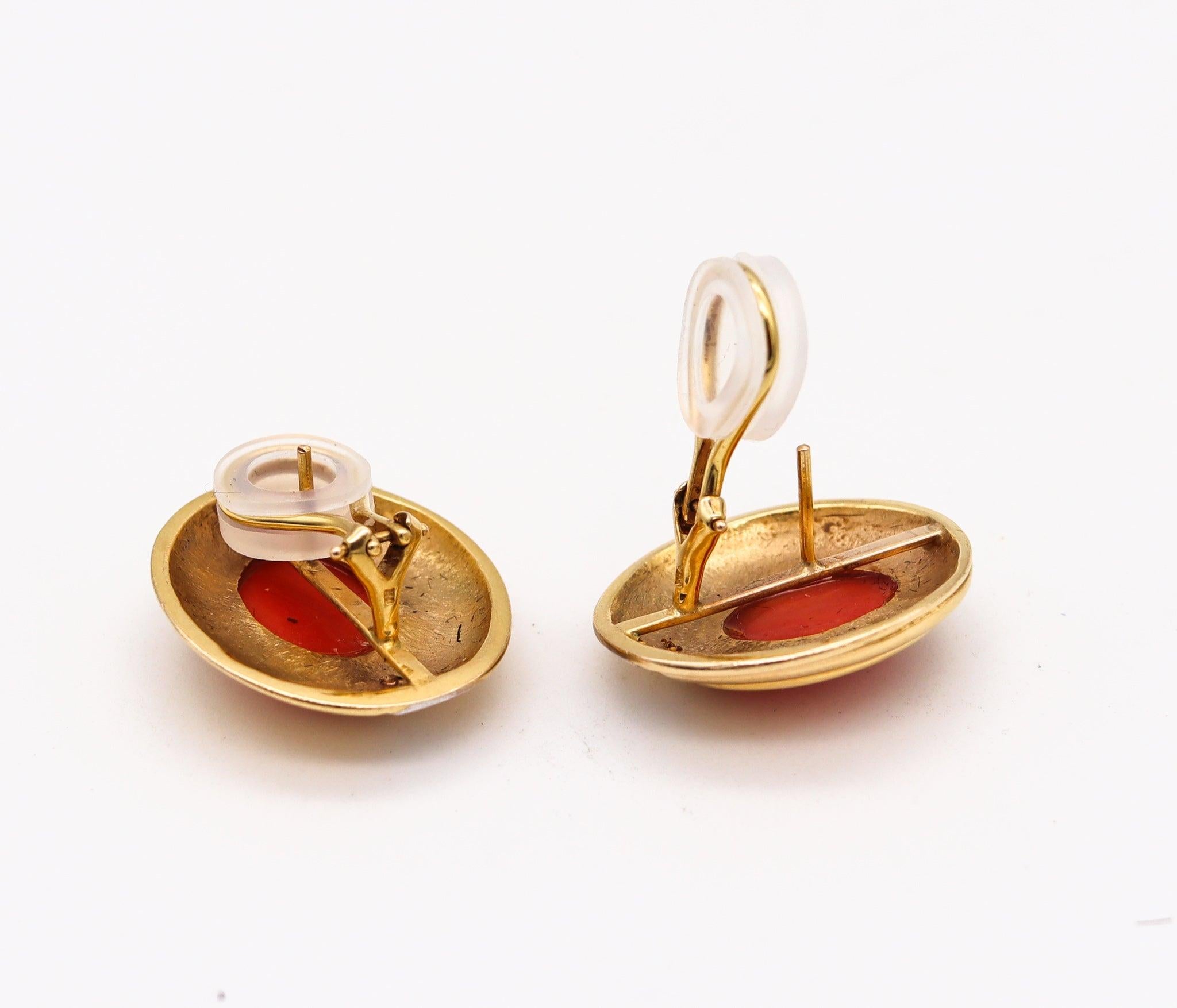 Cabochon Orecchini classici italiani in oro giallo 18Kt con 10,44 carati di corallo e diamanti in vendita