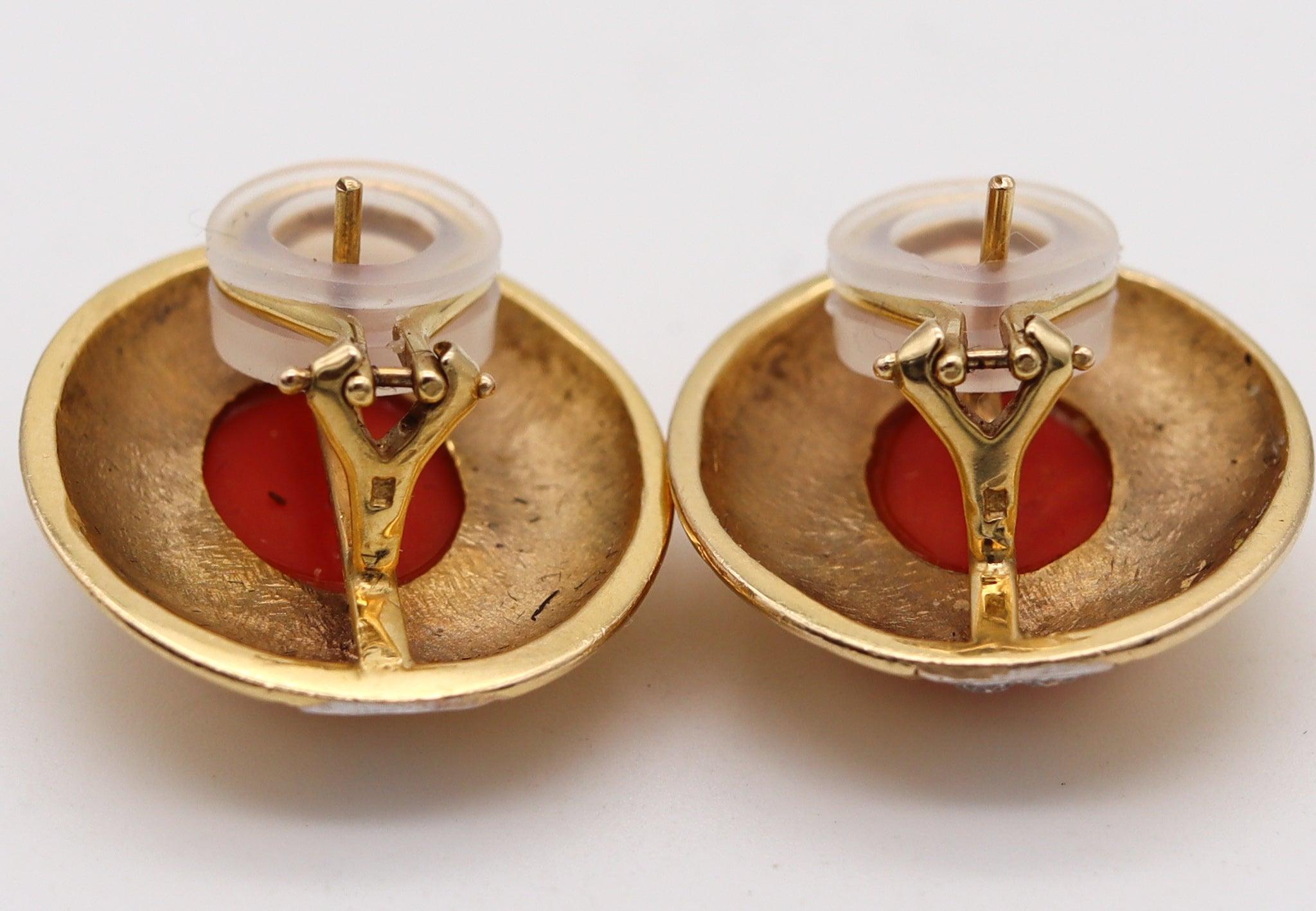 Orecchini classici italiani in oro giallo 18Kt con 10,44 carati di corallo e diamanti In condizioni ottime in vendita a Miami, FL