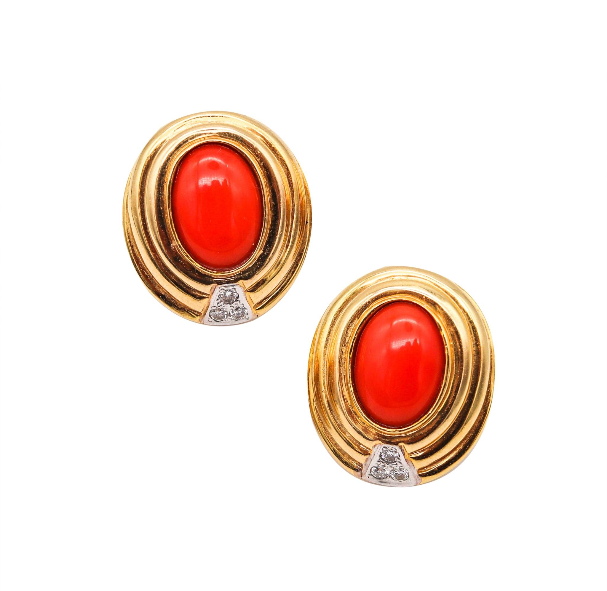 Orecchini classici italiani in oro giallo 18Kt con 10,44 carati di corallo e diamanti in vendita 1