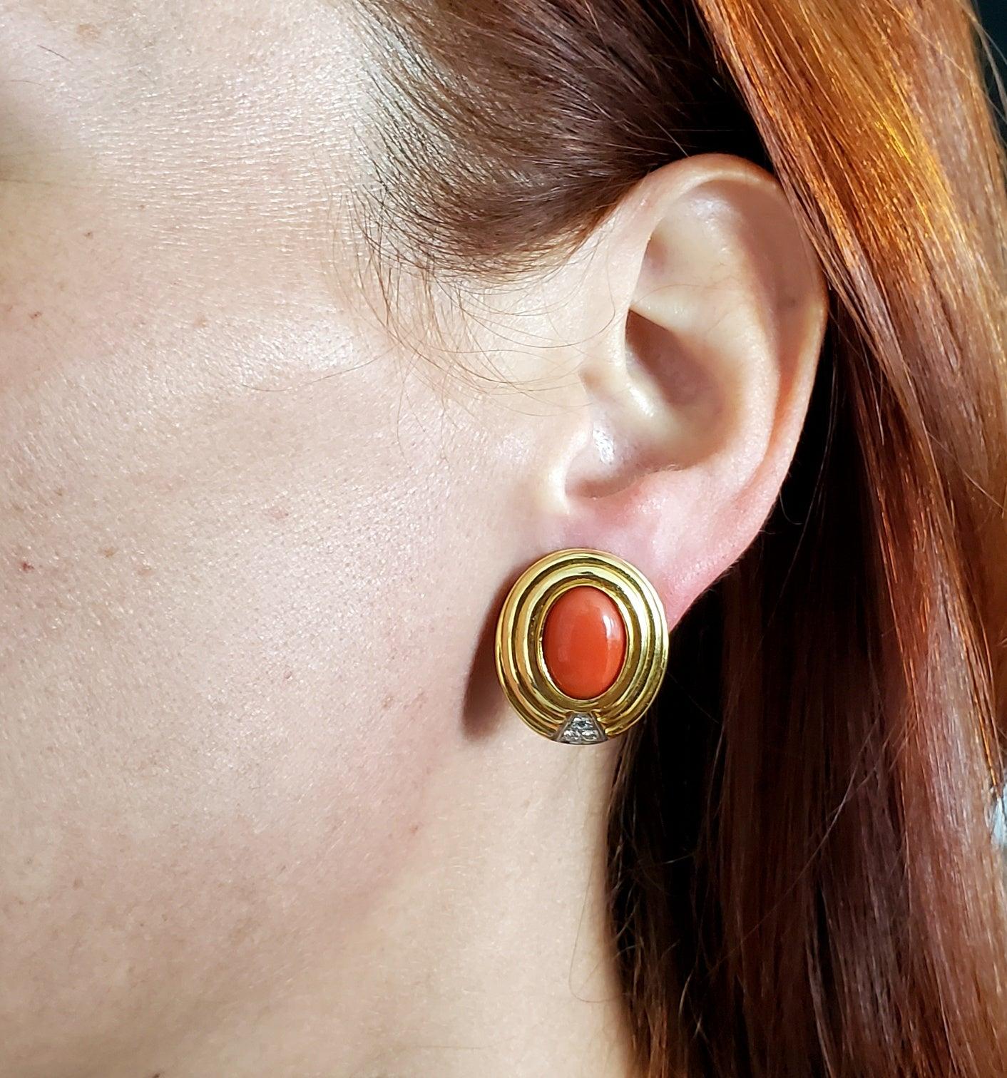 Orecchini classici italiani in oro giallo 18Kt con 10,44 carati di corallo e diamanti in vendita 2