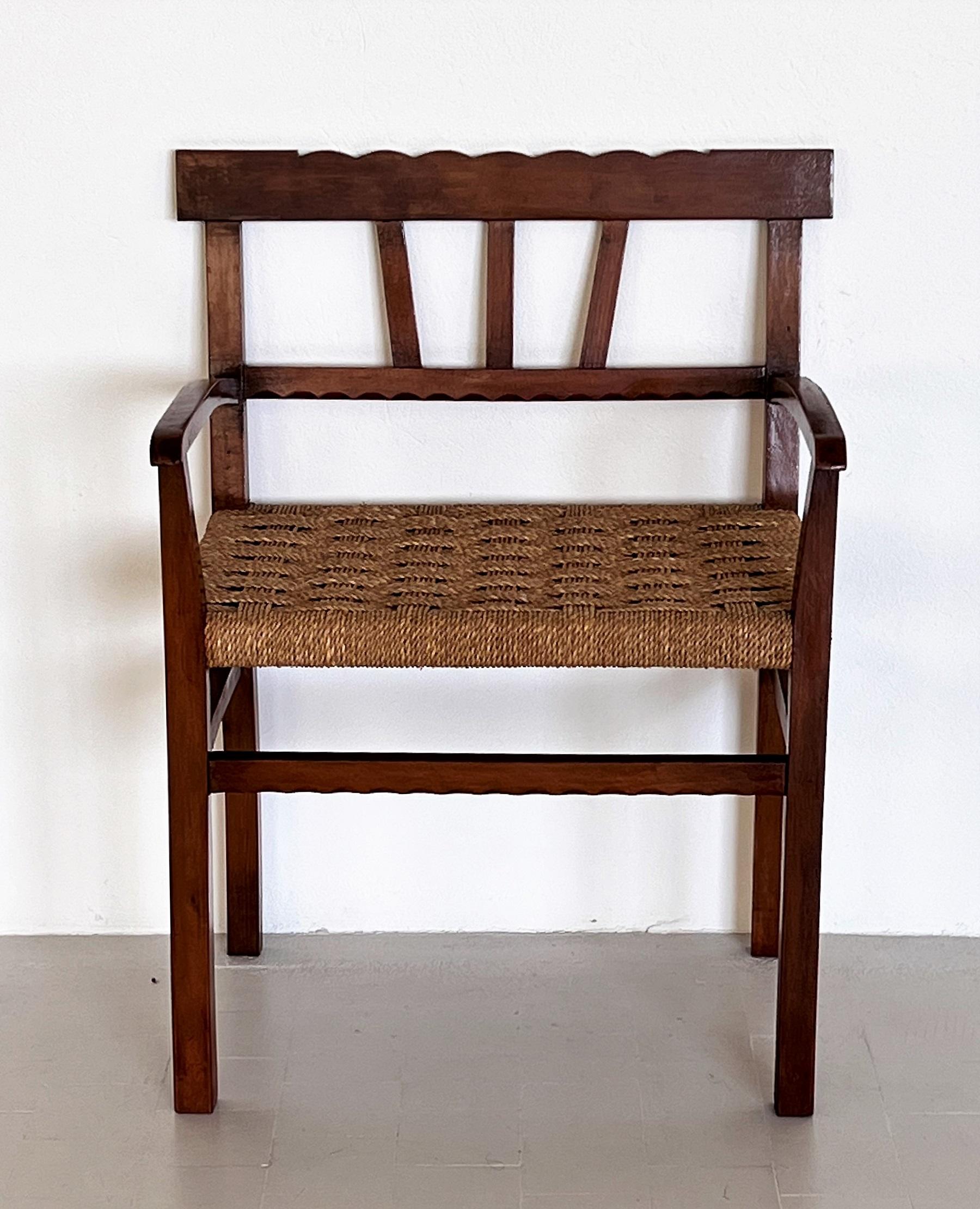 Schöner Beistellstuhl aus gefärbtem Buchenholz mit handgeflochtener Sitzfläche aus kräftigem Cord.
Hergestellt in Italien in den 1980er Jahren.
Der Beistellstuhl ist recht breit, was ihn sehr bequem macht. Außerdem kann er sehr gut als