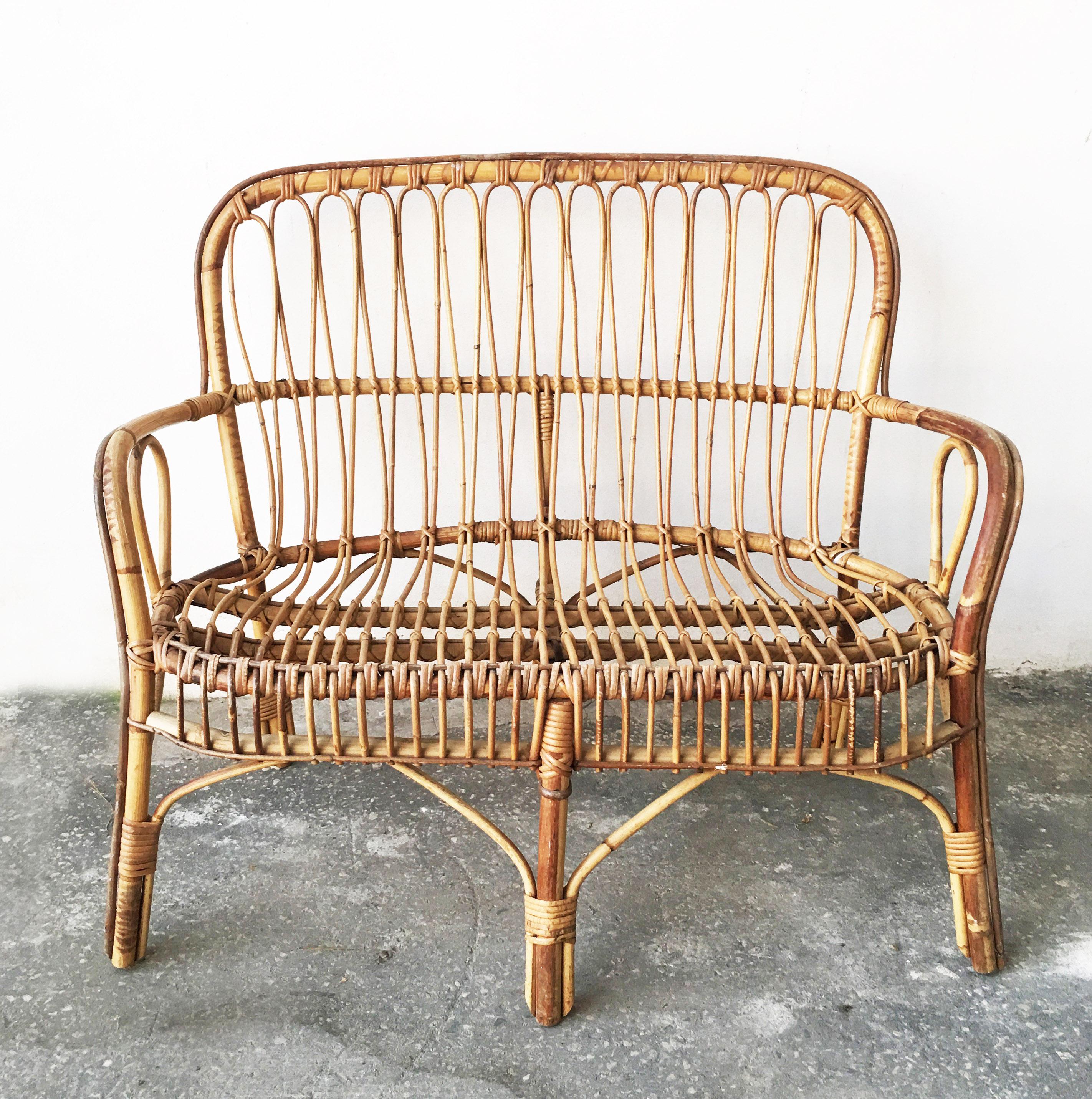 Italian Classic sofa in bamboo and rattan with curved twine is completely restored.
The furniture presents a beautiful curved twine made with little Rattan canes.
It has two seats and it is from 1950s.
 