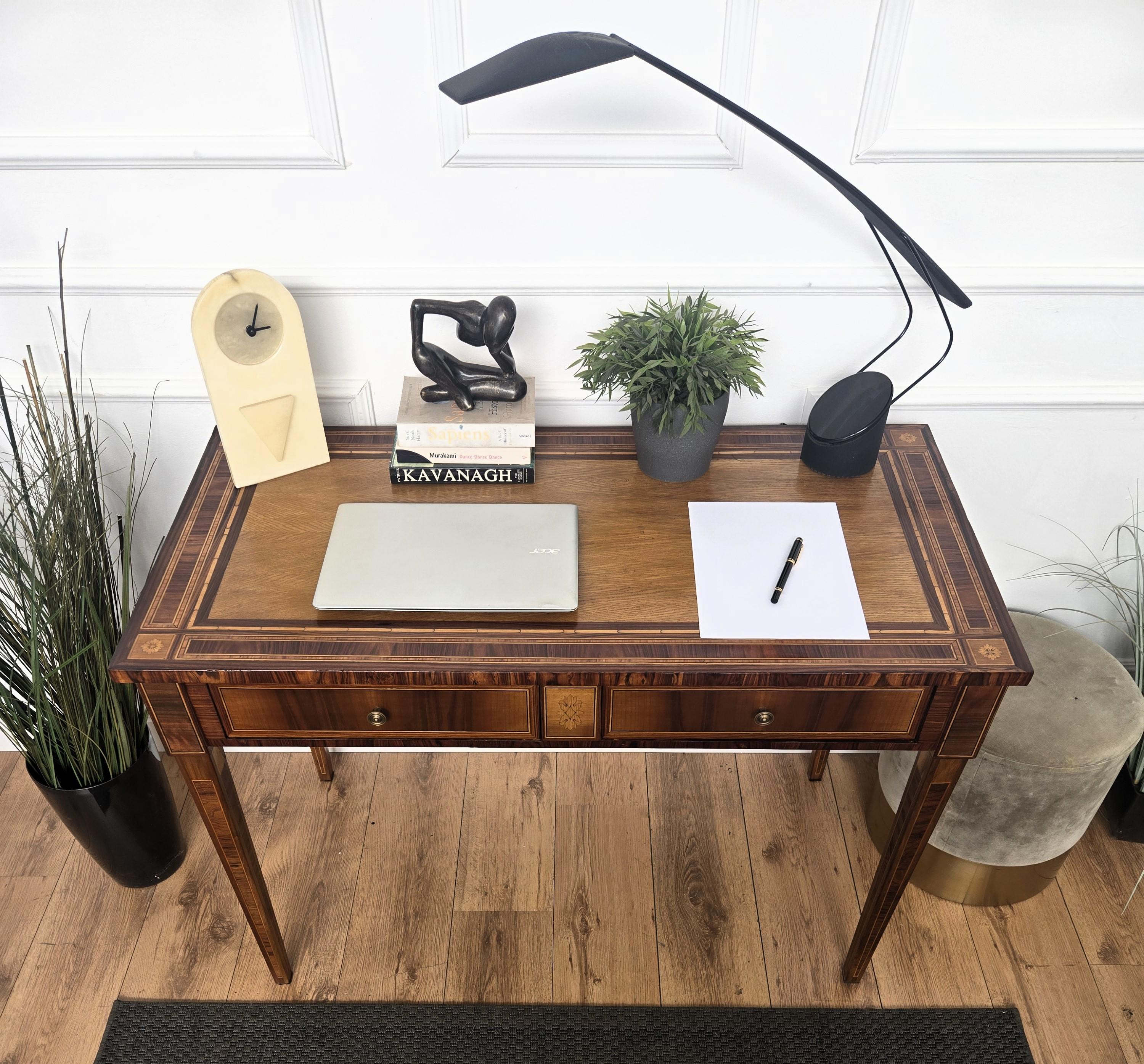 Italian Classic Walnut Marquetry Desk Writing Table In Good Condition For Sale In Carimate, Como
