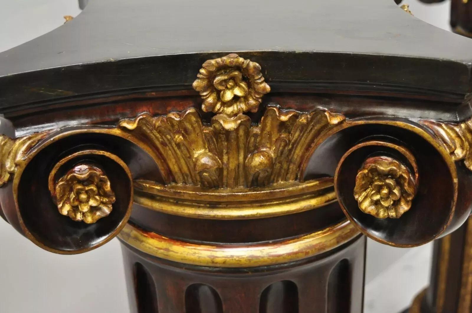 Italienische Classic geschnitzt Polychrom Gold vergoldet korinthische Säule Pedestale - Paar im Angebot 3