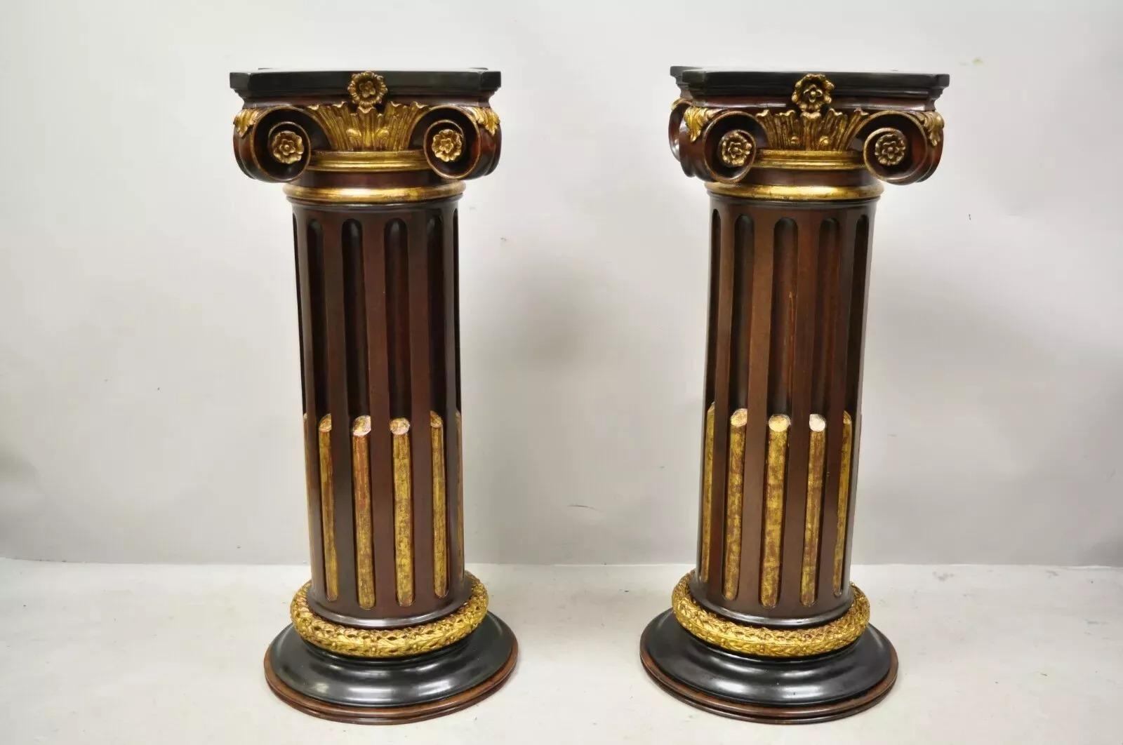 Vintage Italian Classical Carved Polychrome Gold vergoldet Corinthian Column Pedestal Pair. Artikel verfügt über eine Gold vergoldet polychrome Oberfläche, Akanthus und blättrigen scrollwork, schwere Massivholzkonstruktion, distressed Finish, schön