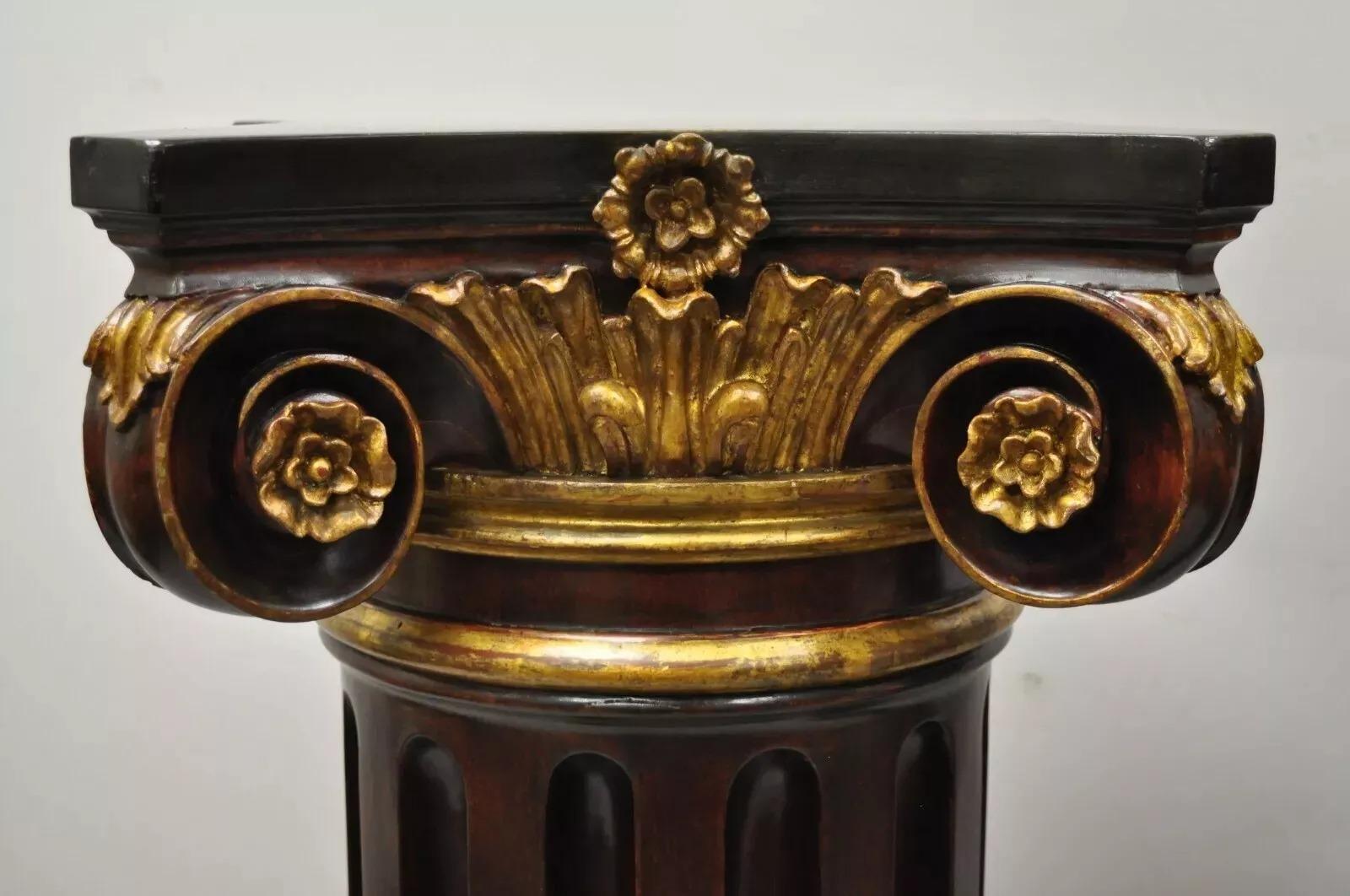 Italienische Classic geschnitzt Polychrom Gold vergoldet korinthische Säule Pedestale - Paar (Sonstiges) im Angebot