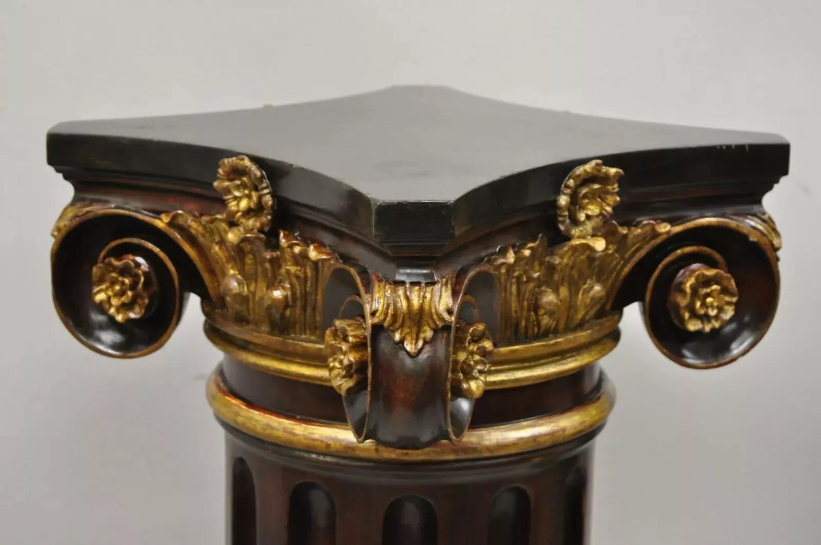 Italienische Classic geschnitzt Polychrom Gold vergoldet korinthische Säule Pedestale - Paar (Unbekannt) im Angebot