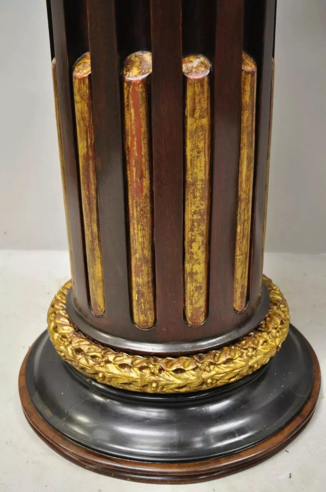 Italienische Classic geschnitzt Polychrom Gold vergoldet korinthische Säule Pedestale - Paar im Zustand „Gut“ im Angebot in Philadelphia, PA