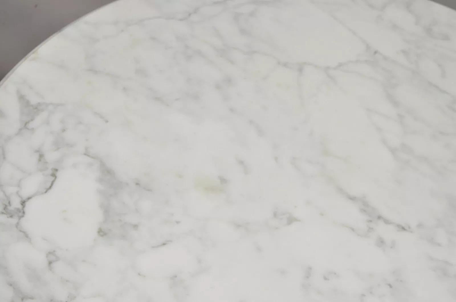 Table de salle à manger classique italienne en fonte avec urne, socle et marbre rond en vente 13