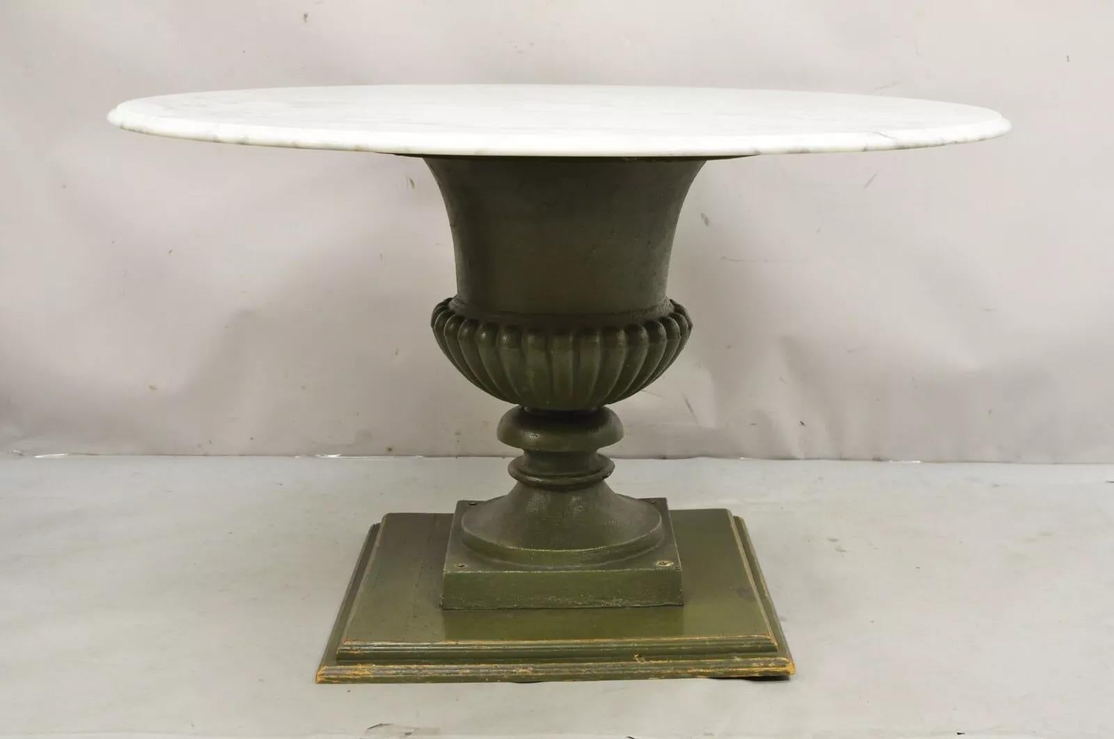 Vintage Italian Classical Style Cast Iron Urn Planter Pedestal Base with Round Marble Top Dining Table. Article. Socle en fonte verte en forme d'urne, plateau rond de 48