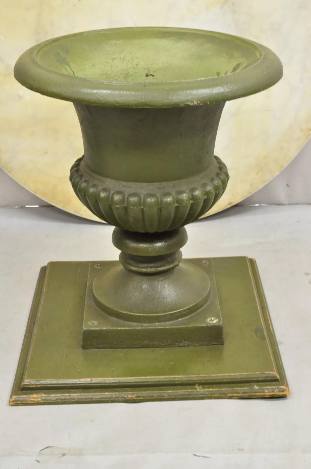 Table de salle à manger classique italienne en fonte avec urne, socle et marbre rond en vente 14