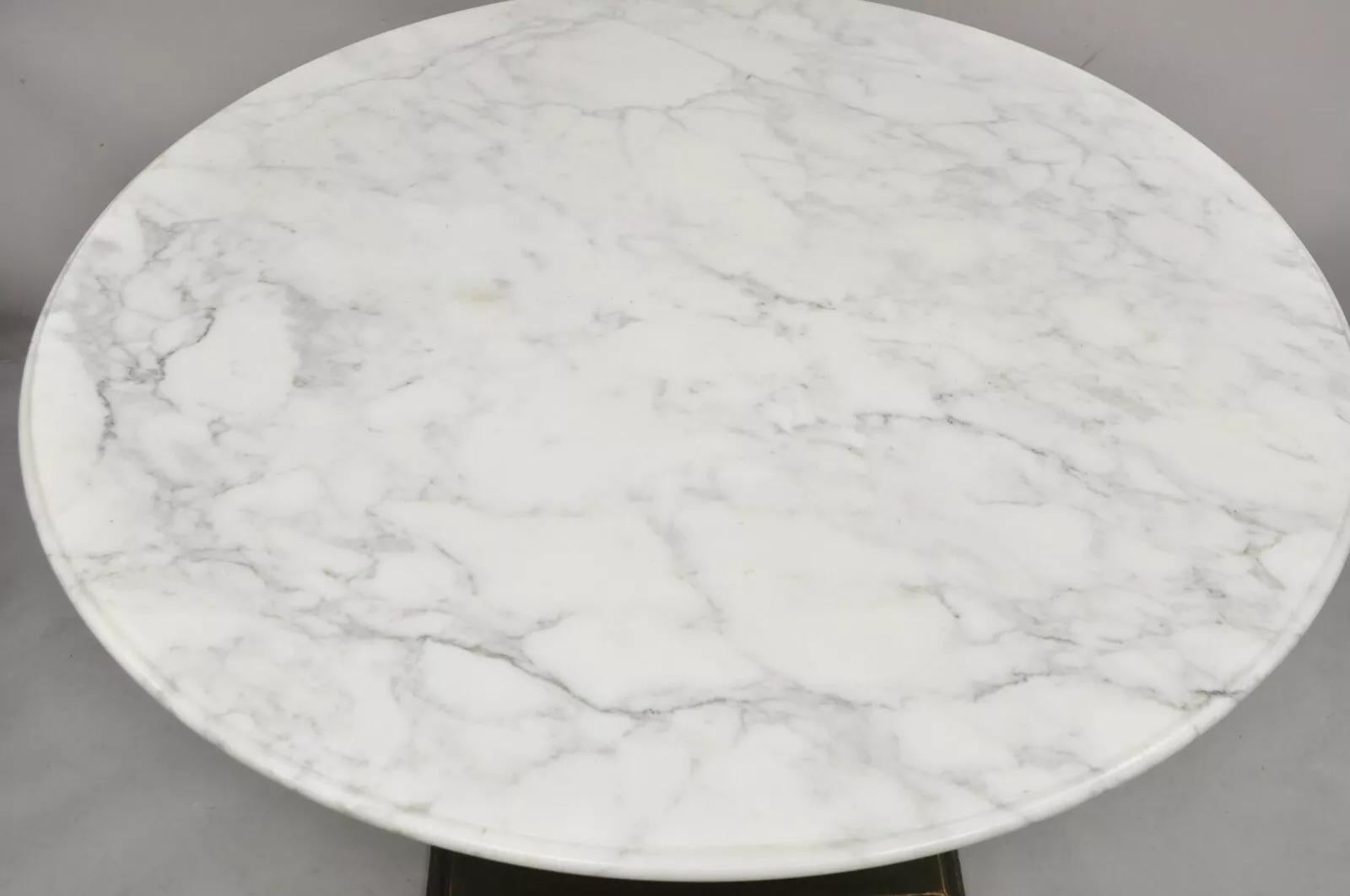 Classique américain Table de salle à manger classique italienne en fonte avec urne, socle et marbre rond en vente