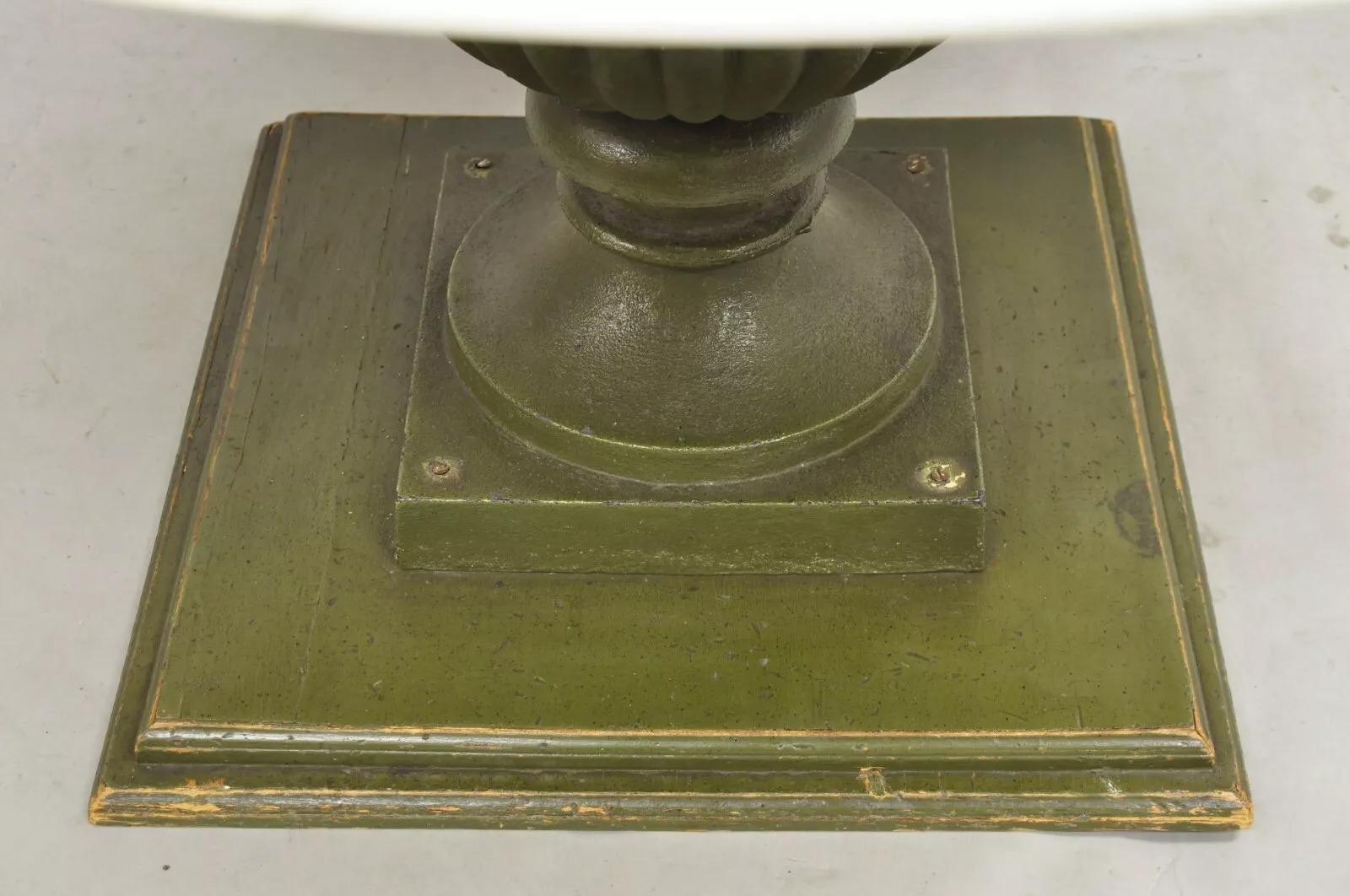 Table de salle à manger classique italienne en fonte avec urne, socle et marbre rond en vente 1