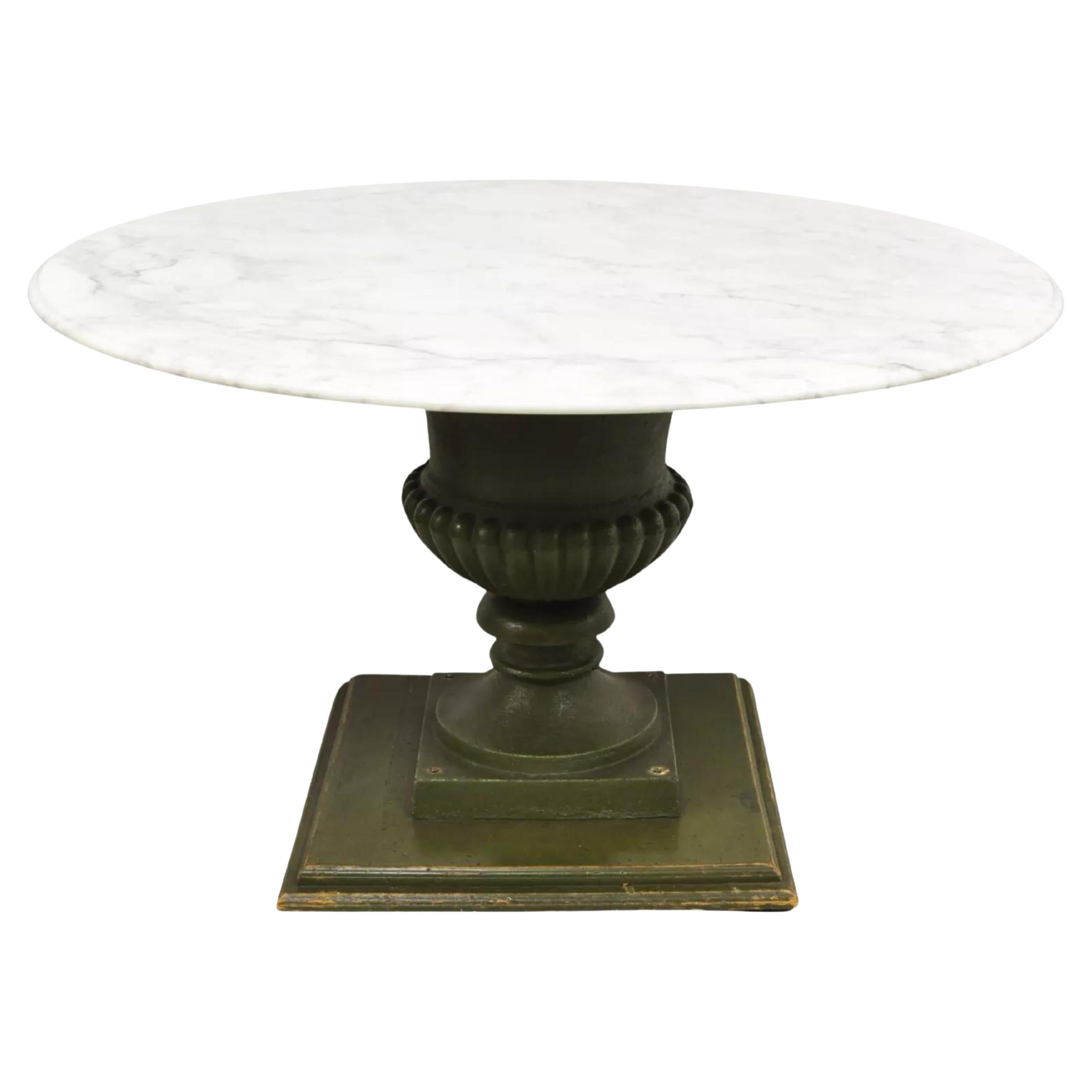 Table de salle à manger classique italienne en fonte avec urne, socle et marbre rond en vente