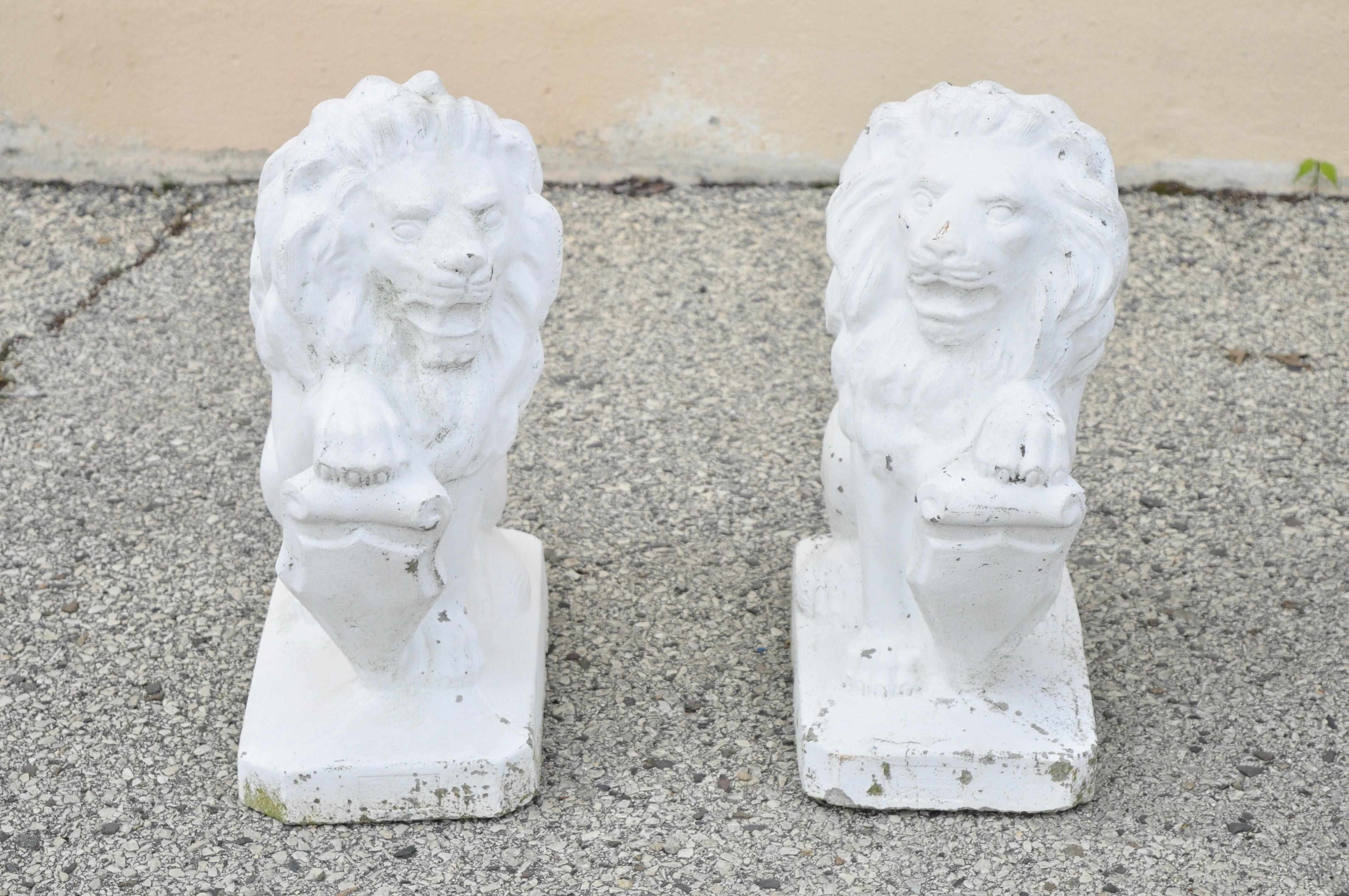Italian Classical Lion Shield Concrete Lawn Ornaments Garden Sculpture, a Pair 2