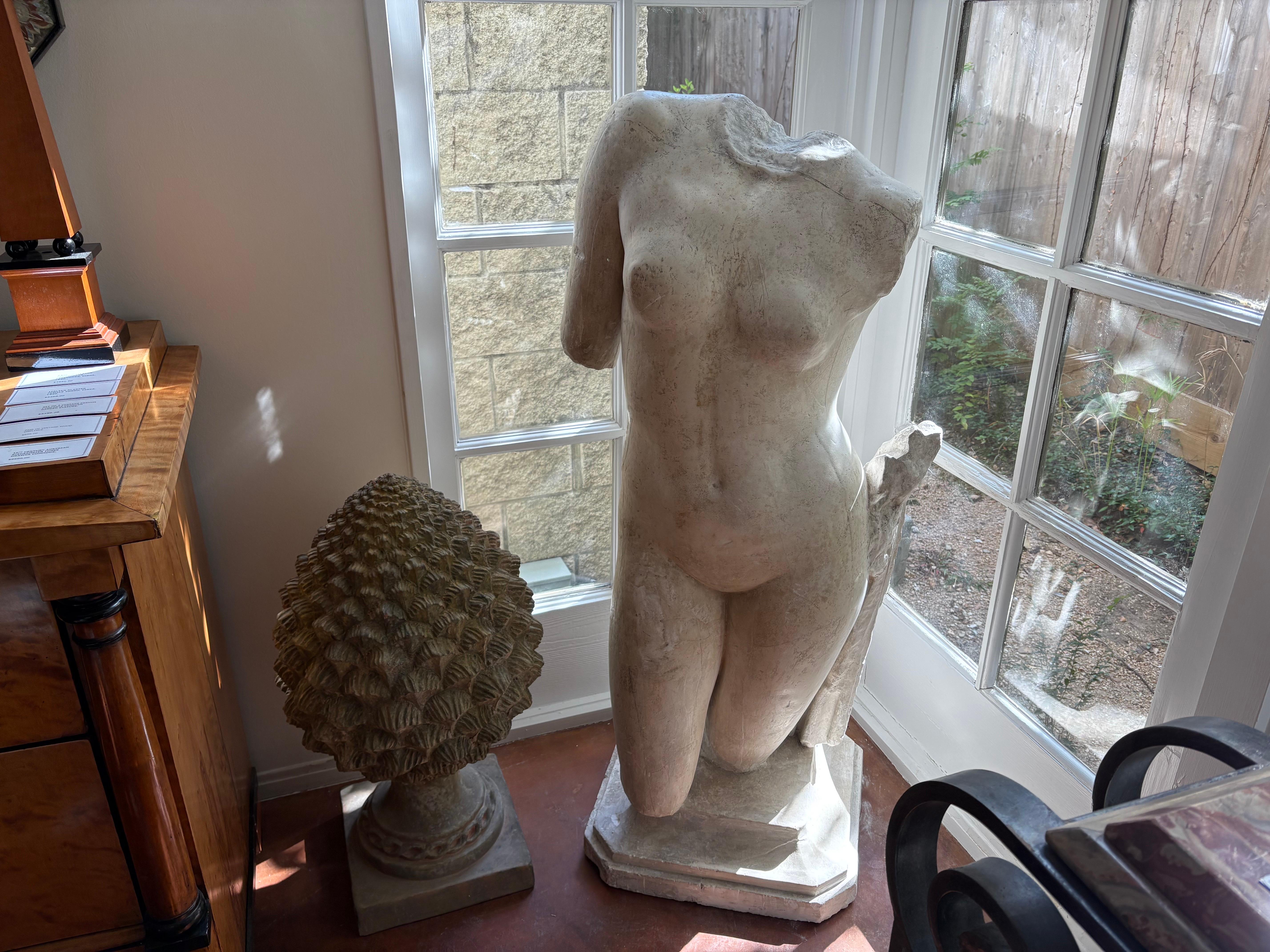 Italian Classical Roman Style Plaster Torso Sculpture in vendita 2