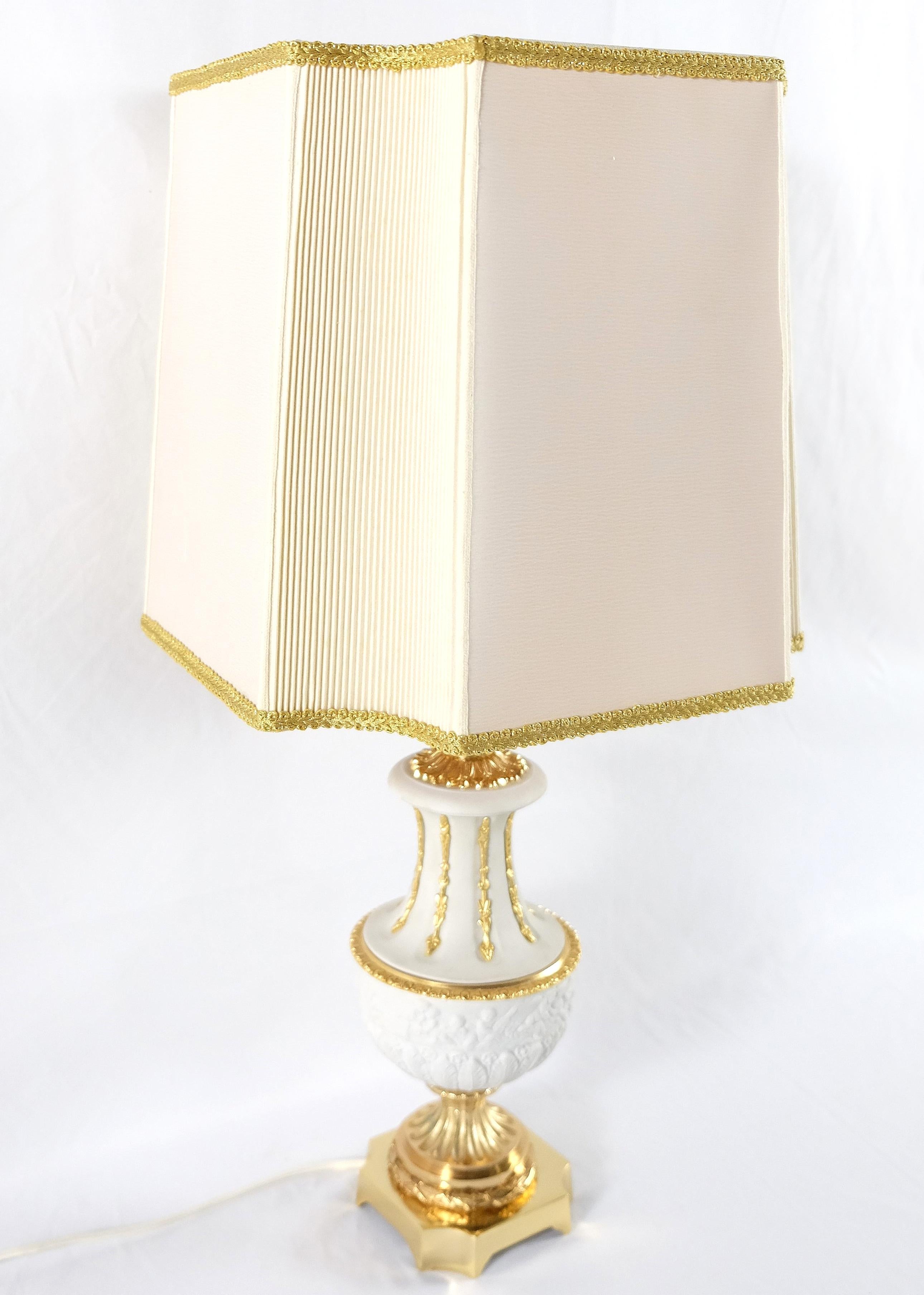 Mangani, Italy Classically Designed Porcelain Table Lamp 

Offered for sale is a classically designed Italian porcelain table lamp by Mangani. The lamp is created in porcelain with gilt neoclassical style details and is presented upon a bronze base