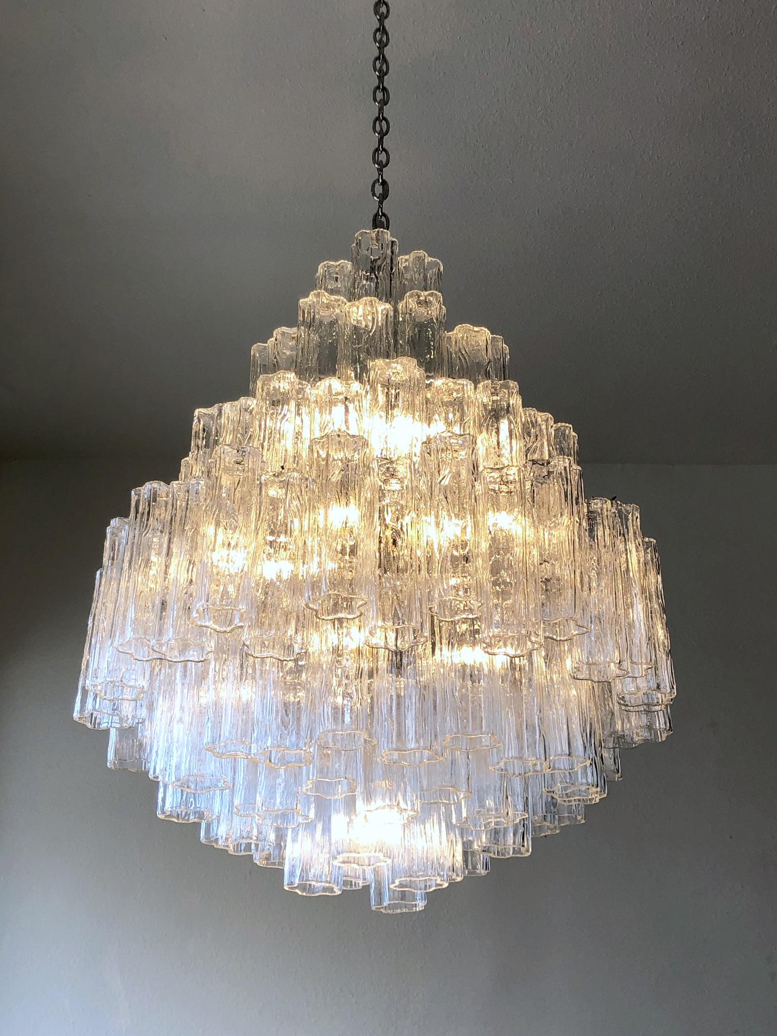 A glamorous 1970s Italian clear Murano glass ‘Tronchi’ chandelier by Venini.
The skeleton and hardware is polish chrome.
The prisms are two different size and it takes twelve regular Edison lightbulb.
Measurements without chain: 41” high, 30”