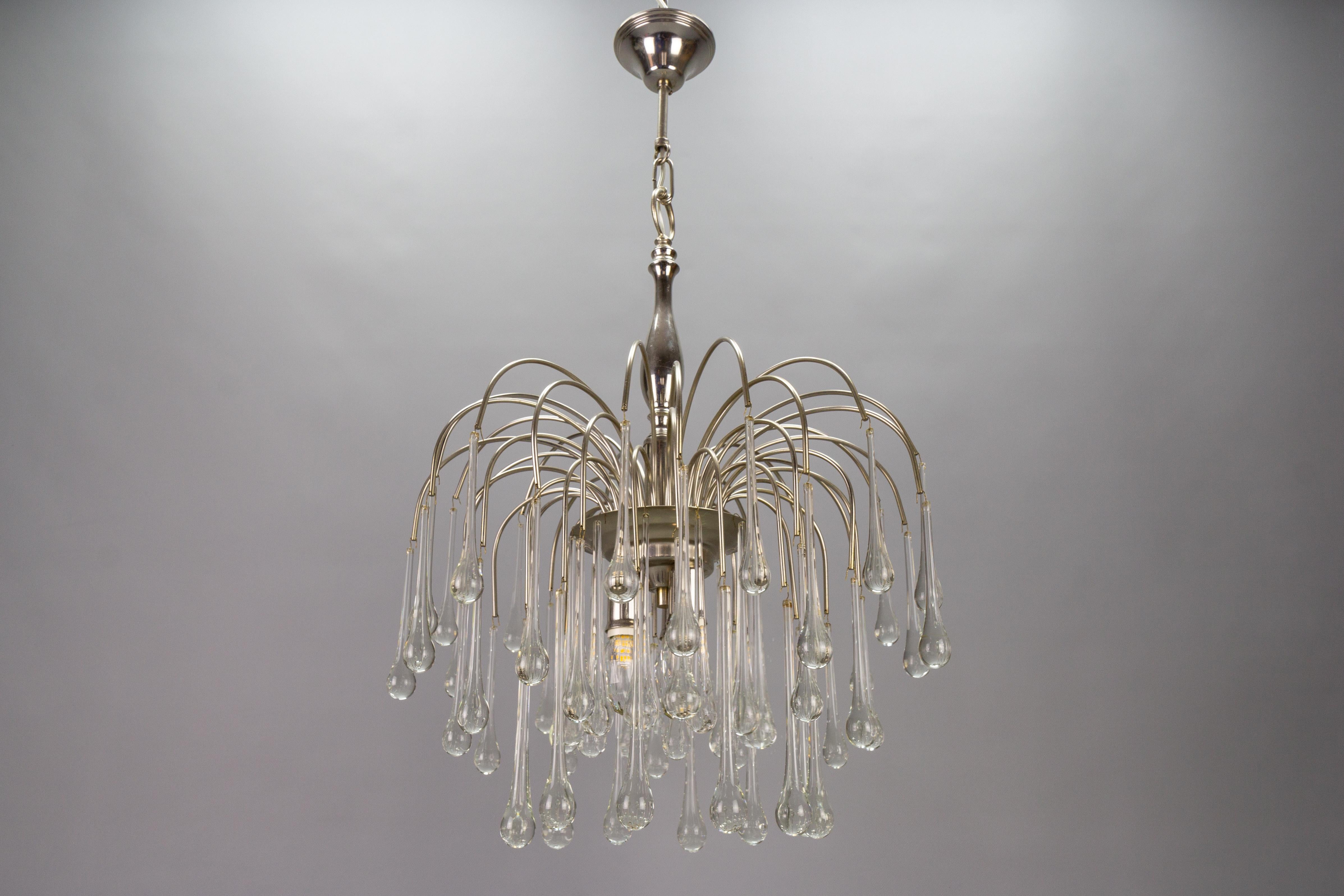 Italian clear Murano glass and chromed brass three-light waterfall chandelier, circa the 1970s.
This beautiful ceiling light fixture features a chromed brass frame and clear Murano crystal glass drops.
The height can be lengthened by 37 cm / 14.56