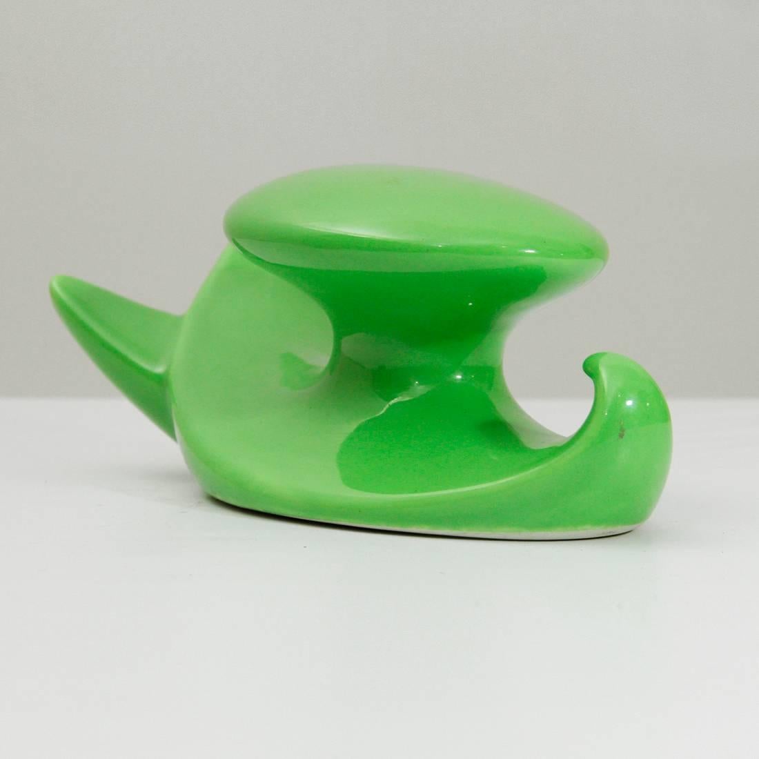 Coat hanger of Italian manufacture of the 1950s.
Green ceramic structure.
Good general conditions, some signs due to normal use over time.

Dimensions: Width 11 cm, depth 10 cm, height 25 cm.