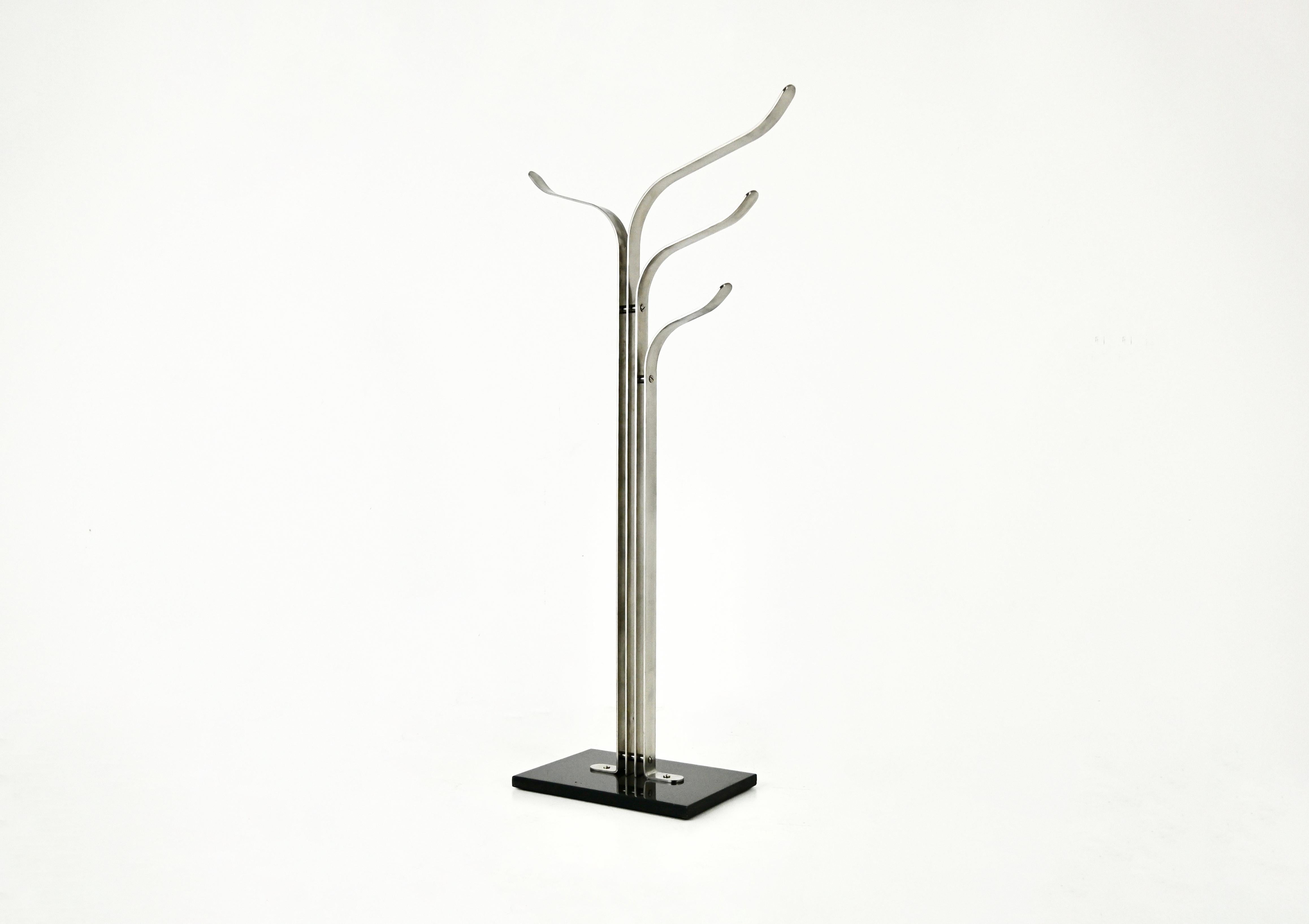 Italian coat rack in satin-finish steel and marble base made by Acerbis in the 1970s. Wear due to time and age.
For shipping, request us for receive the best price.