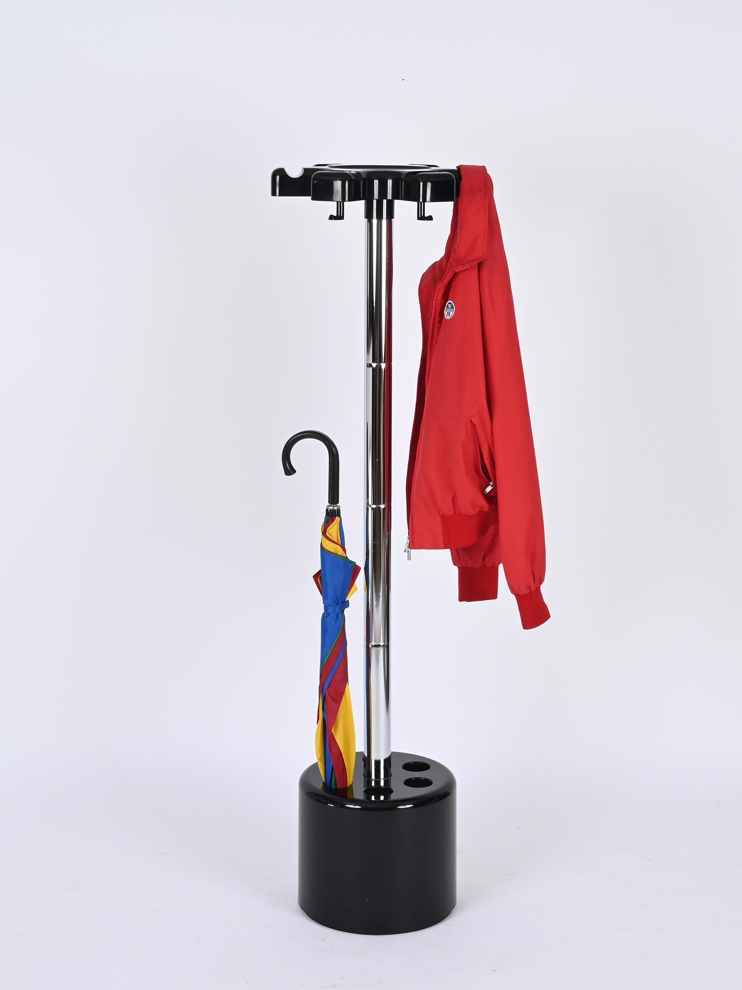 Italian Coat Stand Chrome and Black Plastic by Lucchi&Orlandini for Velca, 1970s In Good Condition In Roma, IT