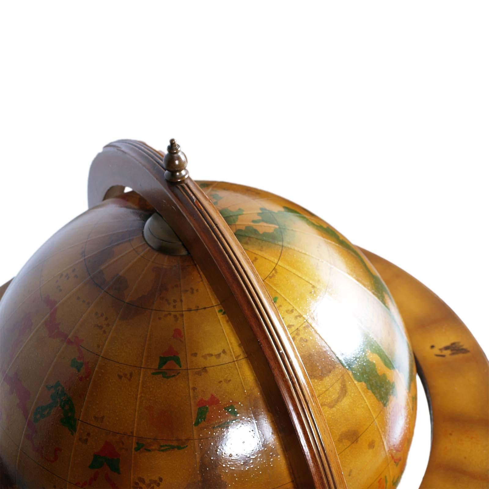 Noyer Chariot de bar à cocktail italien du 20ème siècle sur carte du monde décorée, Globe terrestre en vente