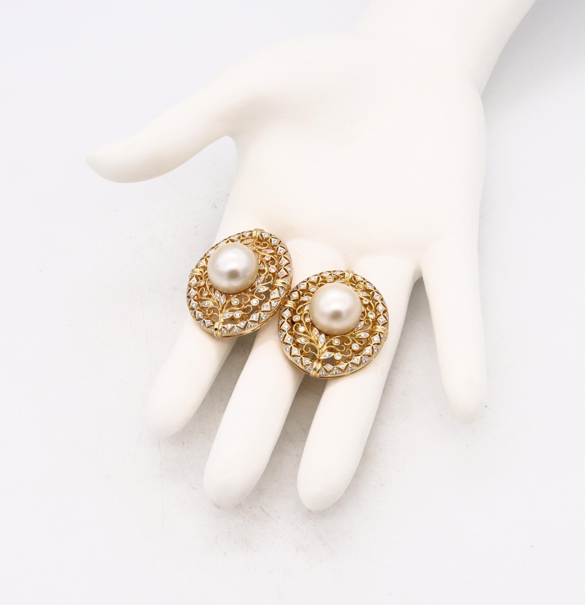 Boucles d'oreilles classiques en grappe avec des perles des mers du Sud. 

Magnifique paire de boucles d'oreilles cocktail serties de pierres précieuses, réalisées avec soin par des designers italiens en or jaune massif de 18 carats. Conçu avec des