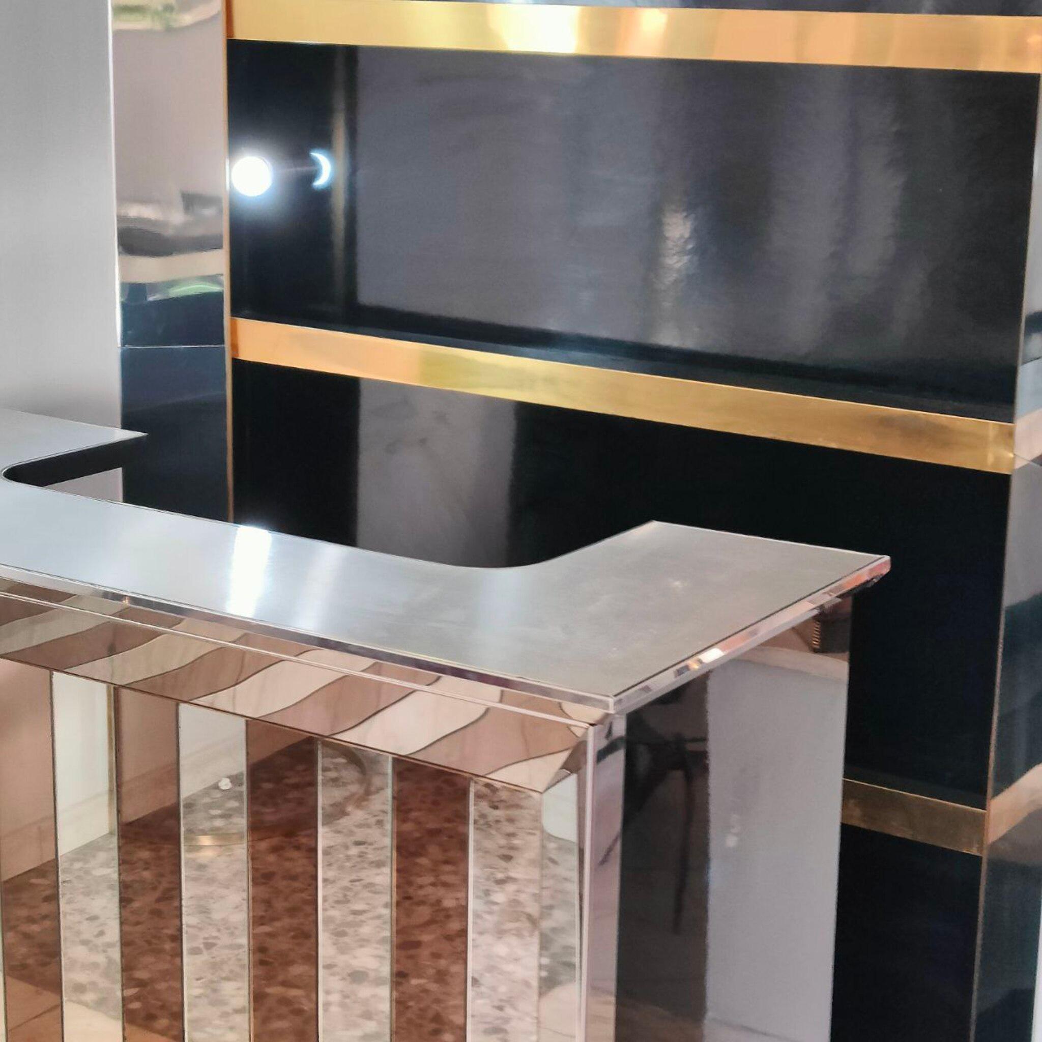 Mid-Century Modern Italian Cocktail Dry Bar Cabinet in the style of Willy Rizzo, 1970s