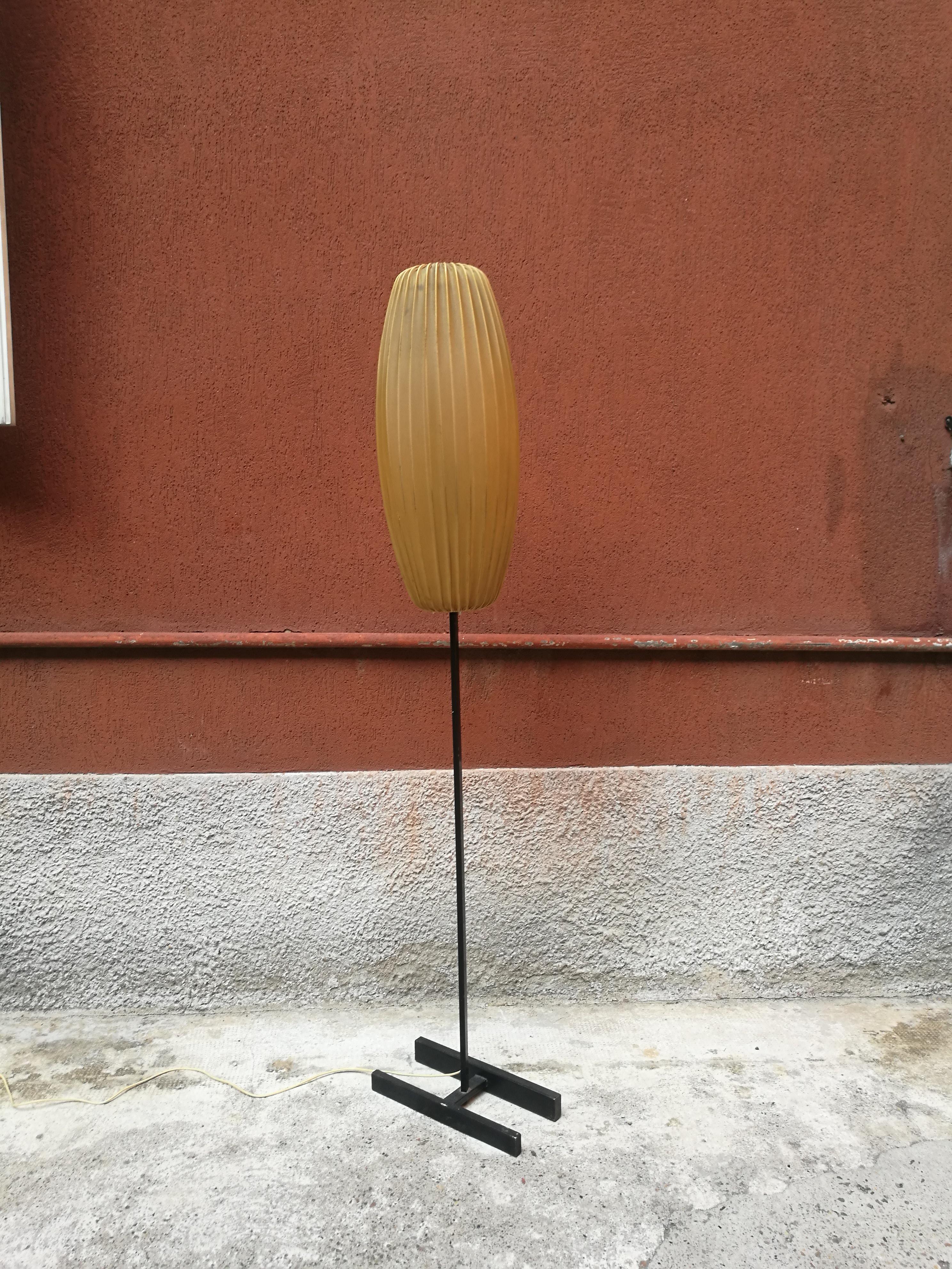 Italian cocoon floor lamp with black metal base from 1950s
Italian floor lamp from 1950s, with an oval cocoon diffuser and a black metal basement. The resin of the diffuser has got a wonderful color and patina, has no scratches and damages and
