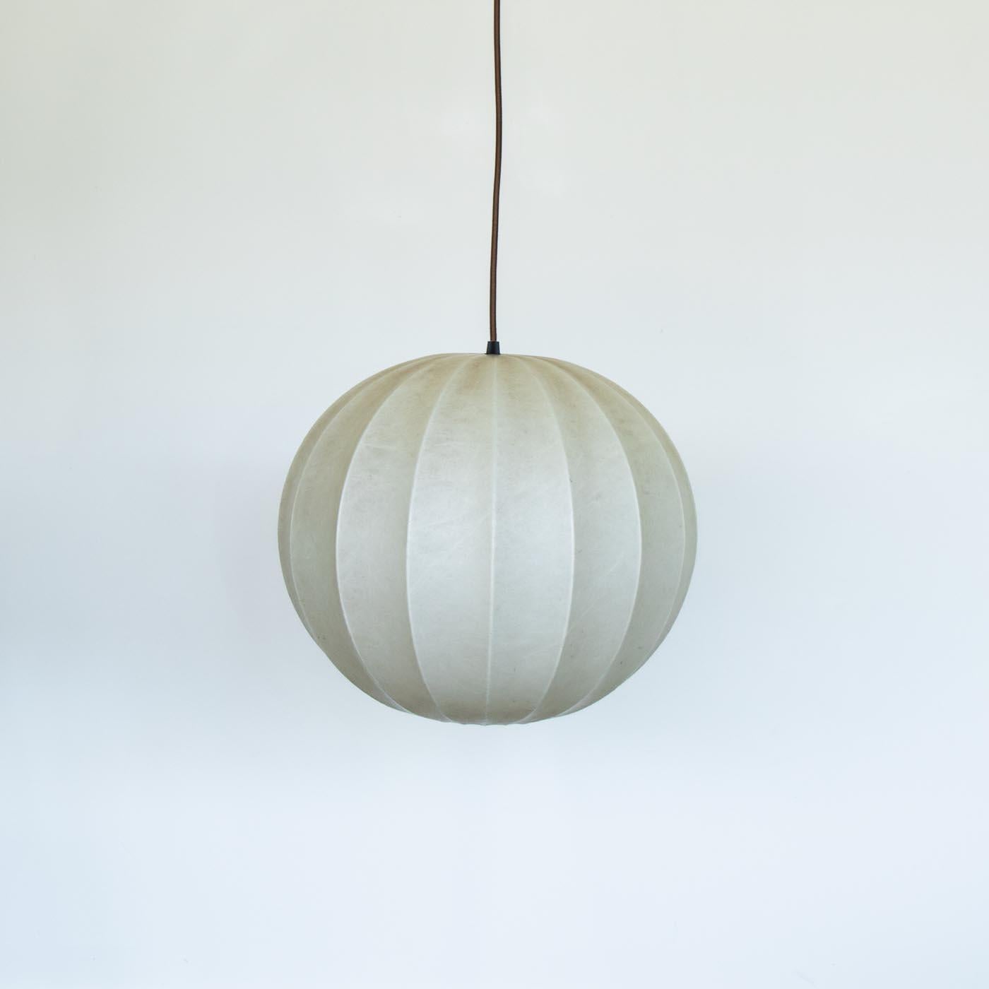 Incredibile lampada a sospensione a forma di bozzolo nello stile di Achille and Pier Giacomo Castiglioni, in Italia, negli anni '60. Paralume a globo unico nel suo genere, realizzato in resina color pergamena. La resina originale del globo mostra