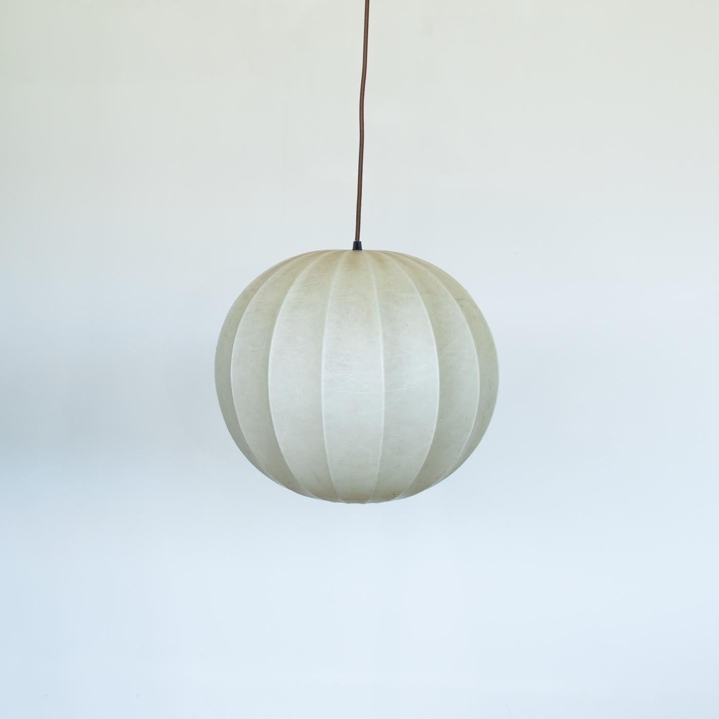 Lampada a sospensione Cocoon Globe italiana In condizioni buone a Los Angeles, CA