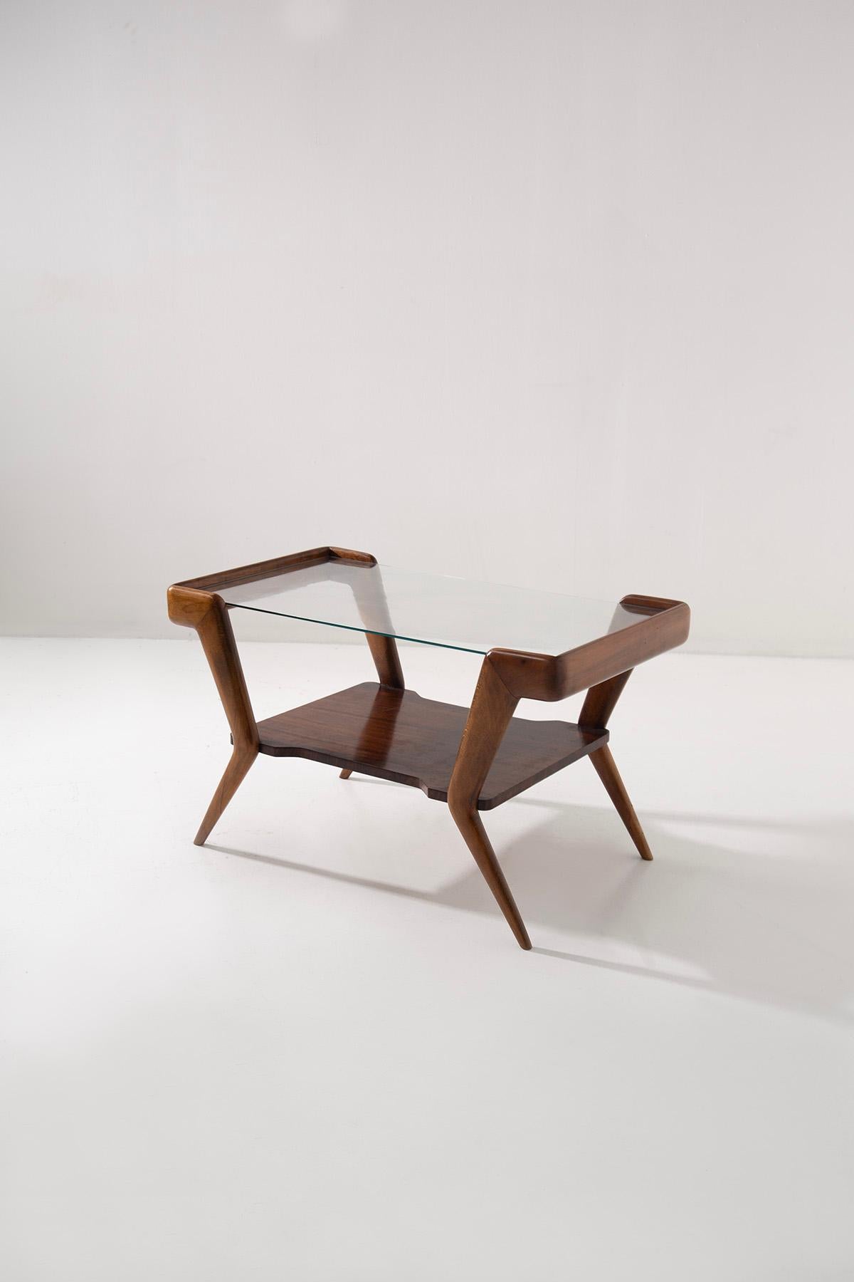 Elegant and refined Italian coffee table attributed to Gio Ponti, made in the 1950s, a piece that perfectly embodies the essence of Pontian design. This coffee table, with its wooden frame of clean, defined forms, is a sublime example of the harmony