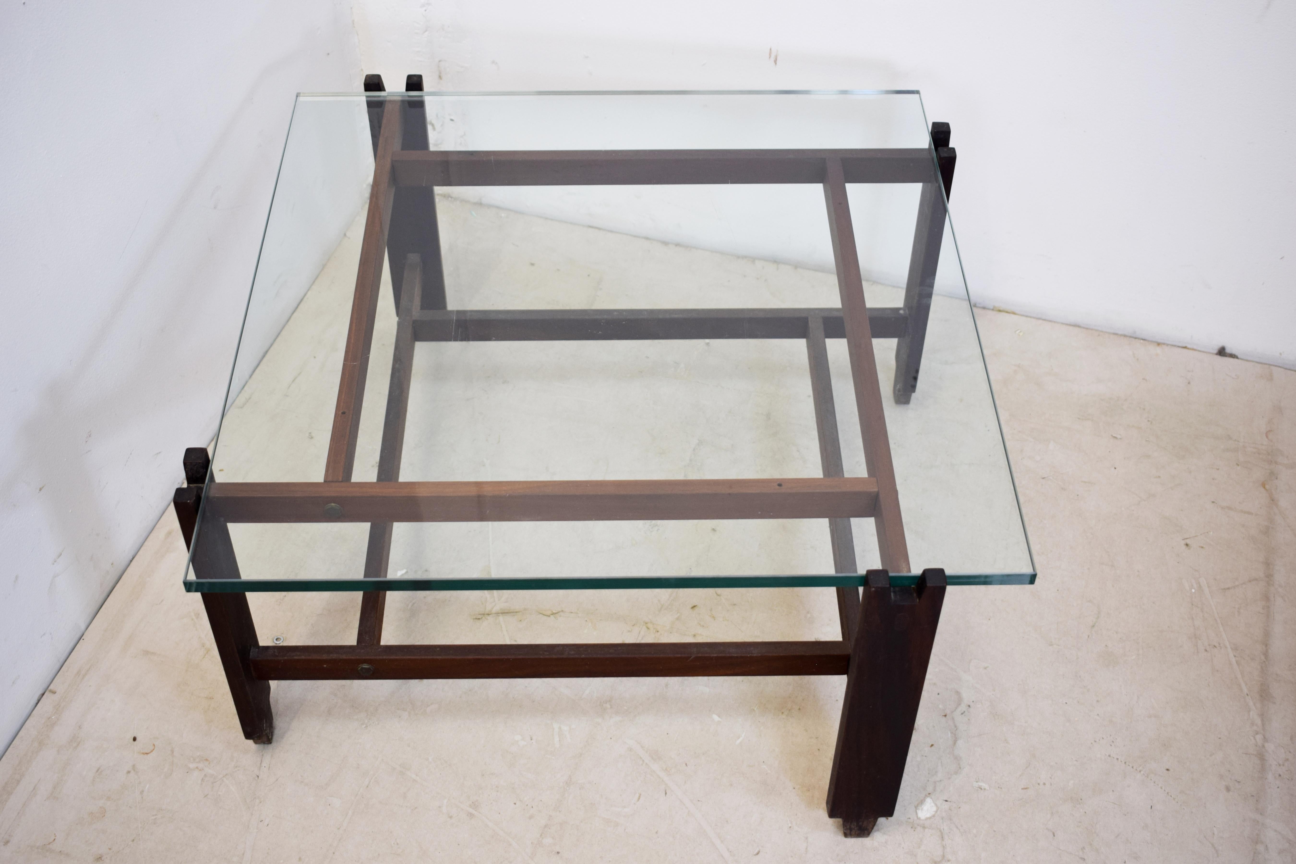 Table basse italienne, bois et verre, années 1960.
Dimensions : H= 35 cm ; L= 67 cm ; P= 67 cm.