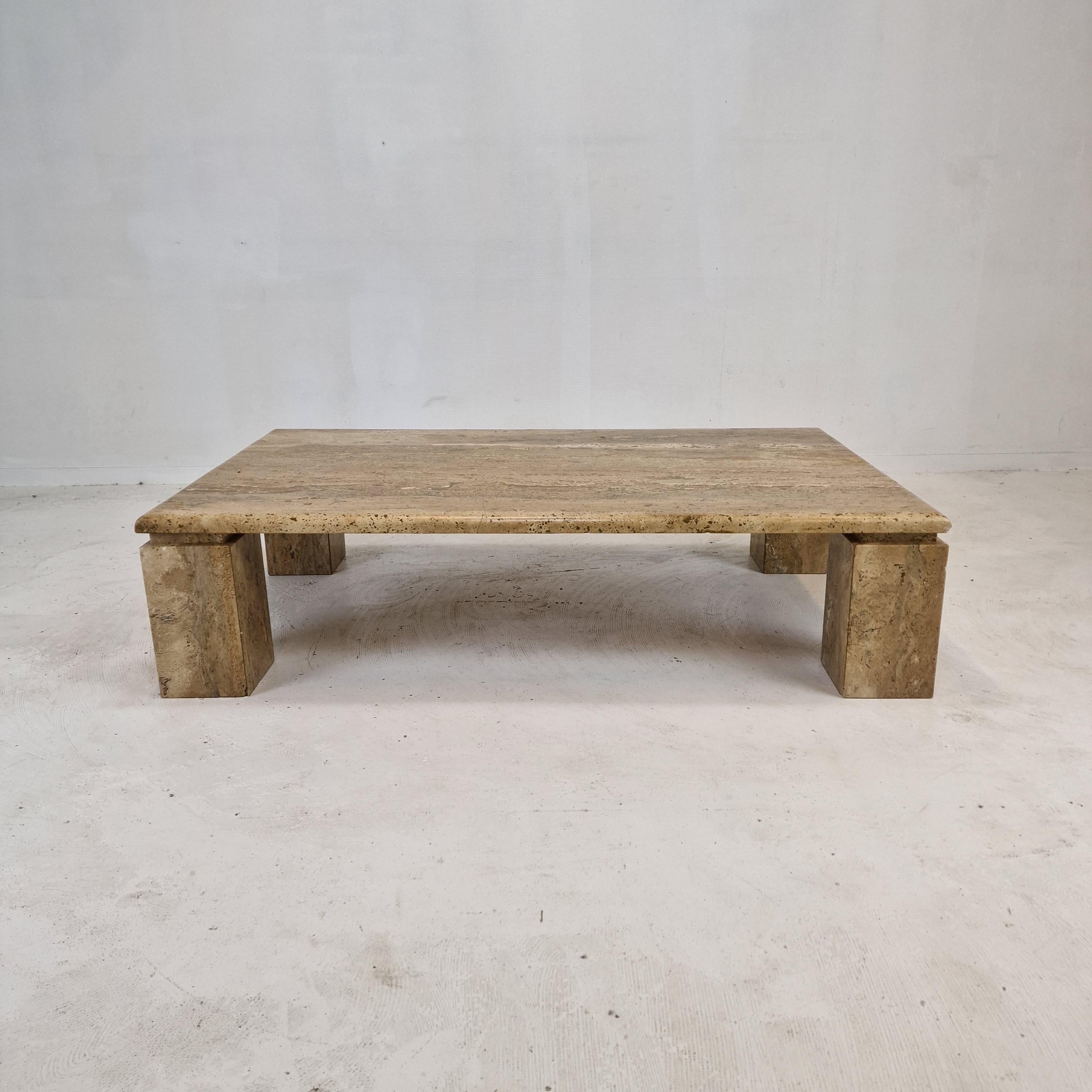 Sehr schöner italienischer Couchtisch, handgefertigt aus Travertin, 1980er Jahre.

Die Oberseite ist am Rande abgerundet. 
Er ist aus schönem, rauem Travertin gefertigt.
Bitte beachten Sie die sehr schönen Muster.

Es hat die normalen